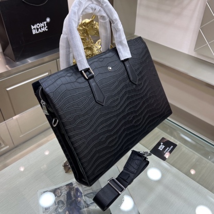 Montblanc lnternational（萬寶龍）新款公文包 採用進口鰐魚紋牛皮製作，頂級拋光不鏽鋼飾面金屬配件  ，正面萬家六角專屬標，內里雙隔層，簡單大方商務 成功男士們的最愛🤵🏻！
尺寸：40-30-7
型號：601312-1w
