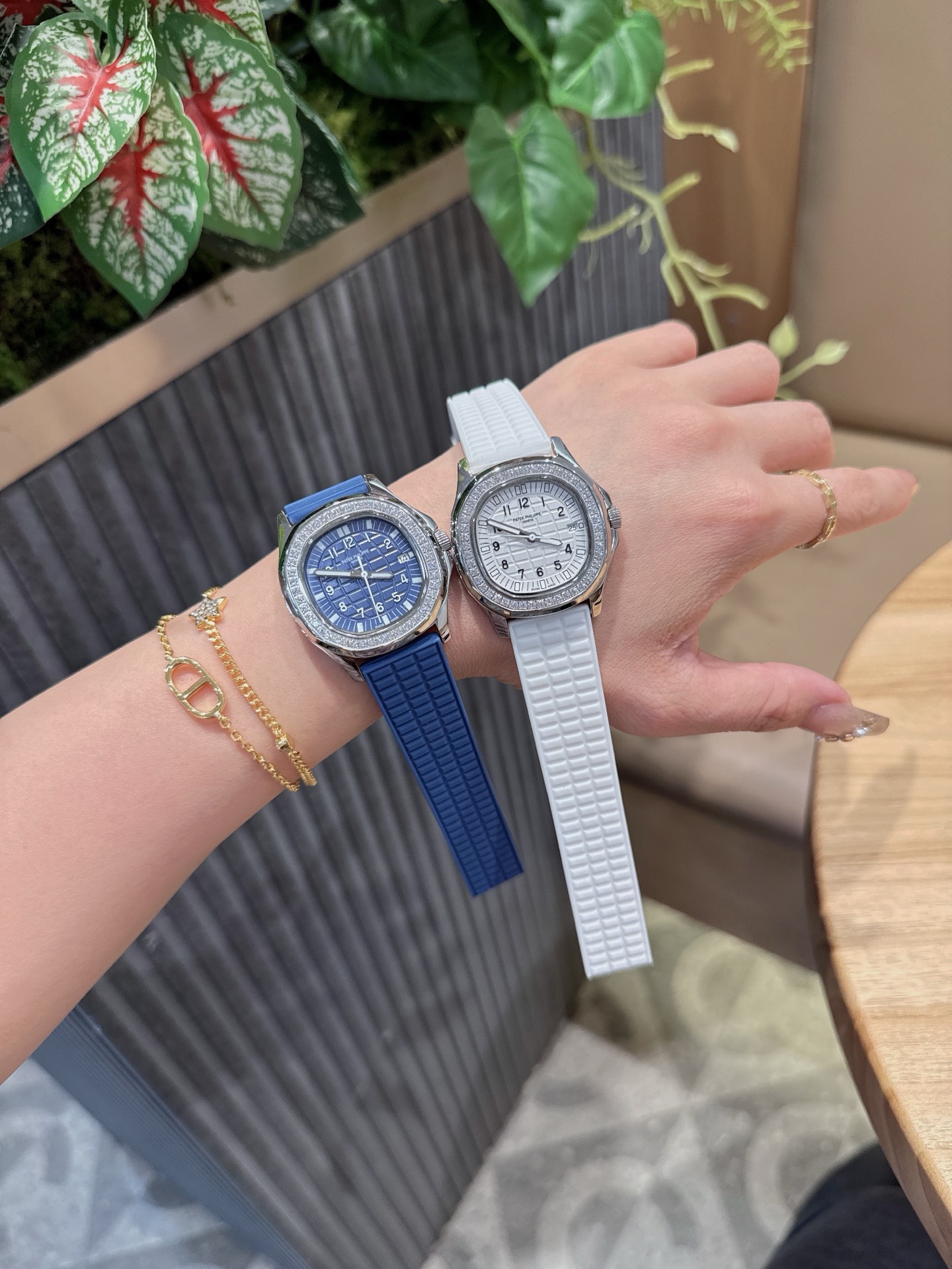 
百达翡麗  5067A 手雷 石英女表 PATEK PHILIPPE--5067A全系列石英腕表，帶來全網最佳的復刻產品和極致體驗，確保還原正品般的舒適感，尺寸35.6X7.7mm 圓潤的八角形表殼與原裝一致，走時穩定，續航持久，性價比超高。