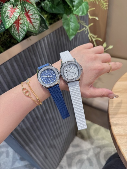
百达翡麗  5067A 手雷 石英女表 PATEK PHILIPPE--5067A全系列石英腕表，帶來全網最佳的復刻產品和極致體驗，確保還原正品般的舒適感，尺寸35.6X7.7mm 圓潤的八角形表殼與原裝一致，走時穩定，續航持久，性價比超高。