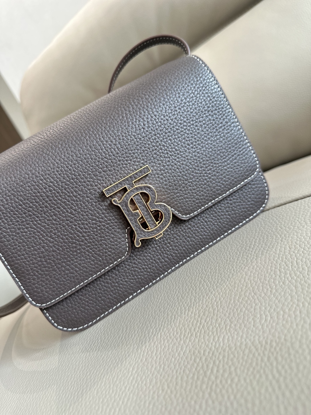 0  B家最新版型立挺的「TB 專屬標識鎖扣包」，選用意大利鞣制粒紋皮革打造，搭配緝明線設計，鎖扣裝飾 Thomas Burberry 靈感專屬標識，可肩背、斜背或打造手拿包造型。
21 x 6 x 16cm❤️型號3311