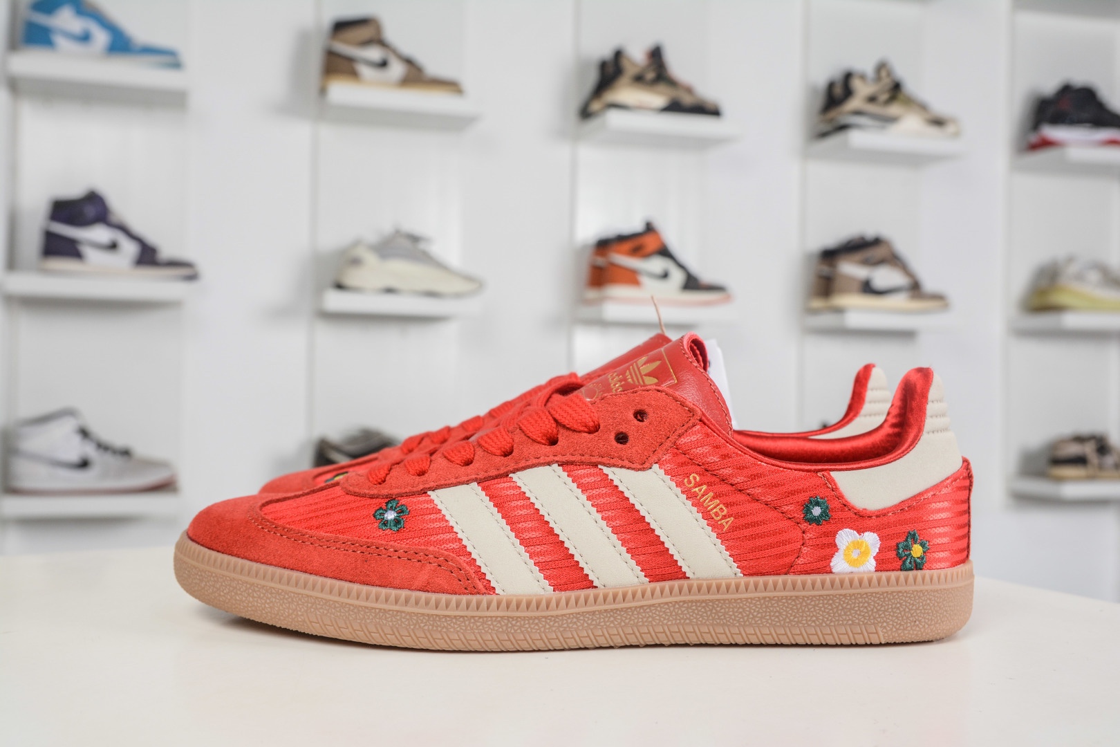 adidas originals SAMBA OG W 此款鞋延續了橡膠外底和經典款式的傳統。
貨號：IH9056
Size：35 36 36.5 37 38 38.5 39 40 40.5 41 42 42.5 43 44 44.5 45