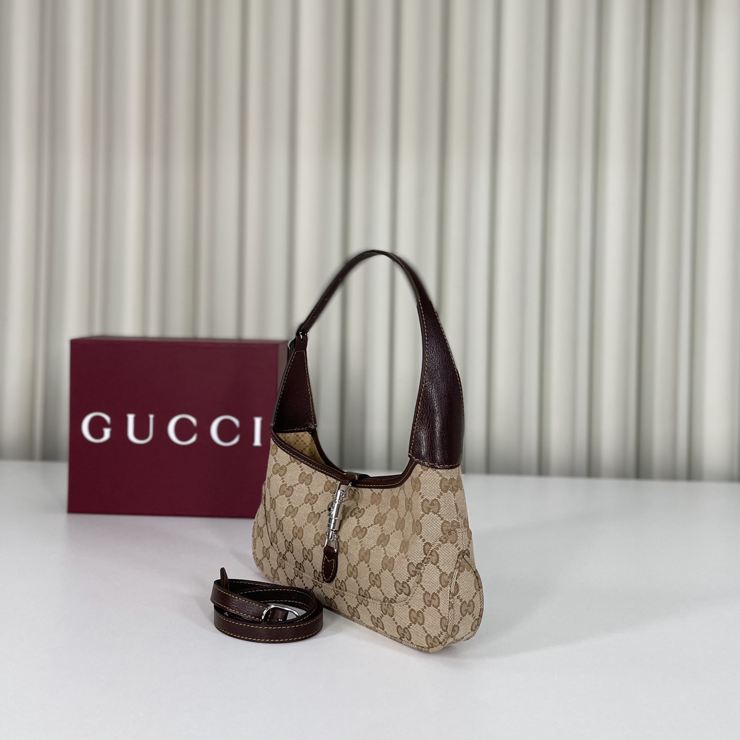 Gucci by Demna新系列，把Gucci的復古奢華玩出了新高度，新品的每一處細節都透著設計師的巧思，經典元素被重新演繹後更具辨識度，從日常腋下包到晚宴流蘇包，風格跨度大卻又統一得很高級。款號863137杏棕，尺寸27X13X6