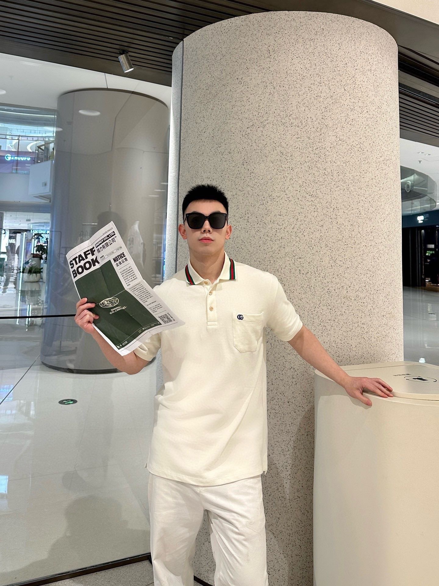 Gucci/古馳 24ss 胸口雙G刺繡Polo短袖
原品購入，採用60支雙股250克重棉氨混紡雙面珠地面料，條紋相間拼色衣領定為雙系統提花定織扁機製成。GG互扣刺繡圖案採用進口田島機器，榻榻米刺繡搭配挨針繡工藝，刺繡非常的飽滿，精細針法綿密，以榻榻米刺繡工藝打底，挨針繡描廓邊緣及字母繡花，層次清晰豐富立體。前胸無明線無散口雙層面筒，袖口縫盤螺紋同為扁機織造，採用TAJIMA進口機台加工，人工手縫領標開背領標帶防偽芯片，紐扣開模天然塔羅貝炭黑刻字牛角扣，三標輔料同步定 制。經典翻領設計