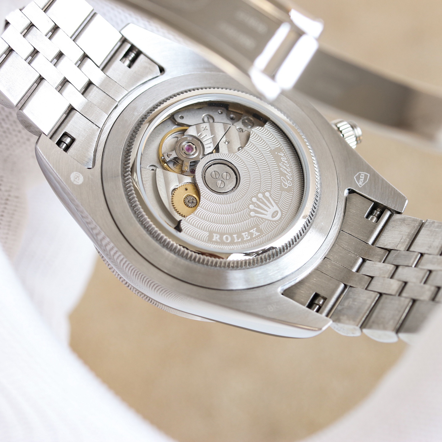 年度新款強力推薦
🔥經典日誌系列-多功能腕表🔥
防表屆最高版本⌚️勞力士⌚️ 複雜系列六針男表[愛心]爆款[愛心] 多功能腕表。
1⃣️搭載原裝進口9100星期月份月相動能功能機芯機械表！
2⃣️錶盤上採用經典獨家高級奢華稜紋 突顯出這款腕表的華貴氣質[呲牙]
3⃣️錶帶採用進口316鋼帶腕表！
4⃣️表鏡採用雙卜藍寶石鏡面！
5⃣️透視底蓋！
6⃣️直徑41毫米，厚度10毫米！
腕表功能匯集星期/月份/日期/月亮/太陽等功能於一身，最佳男士商務腕表真正的標配！為高端腕表的代表之作！
榮譽出品