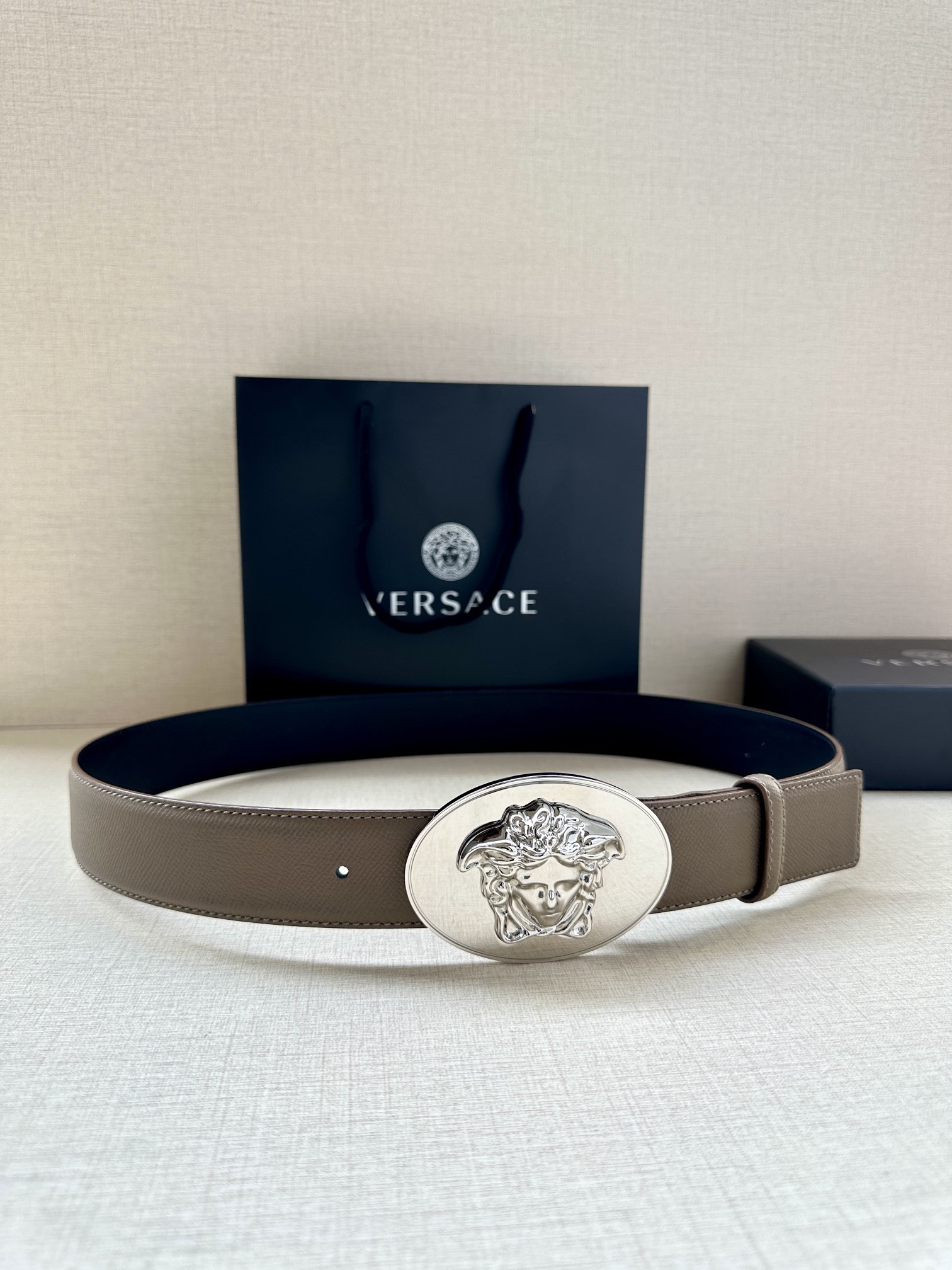 寬度：4.0cm （範思哲） 此款橢圓五金配件、腰帶飾有標誌性的Versace美杜莎頭像扣，彰顯品牌格調。是一款精美的衣櫥必備單品。