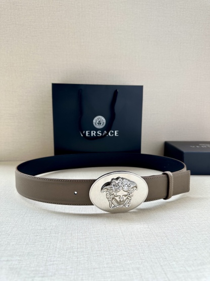寬度：4.0cm （範思哲） 此款橢圓五金配件、腰帶飾有標誌性的Versace美杜莎頭像扣，彰顯品牌格調。是一款精美的衣櫥必備單品。