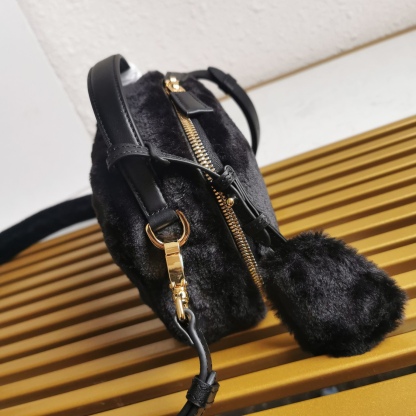 【 原單】🎉最新款迷你手袋🎉1BH208羊毛🎉🎉這款迷你手袋結構挺括，風格百搭，搭配柔軟的羊毛皮，彰顯冬日魅力。皮革細節與雙向拉鍊開合和金屬五金配件錦上添花，飾有塗琺瑯三角形金屬徽標。內配進口小羊皮，上身效果非常酷/時尚，冬天必備爆款🎉寶寶們，趕緊入手吧
尺寸：長19.5x高13x底6cm
