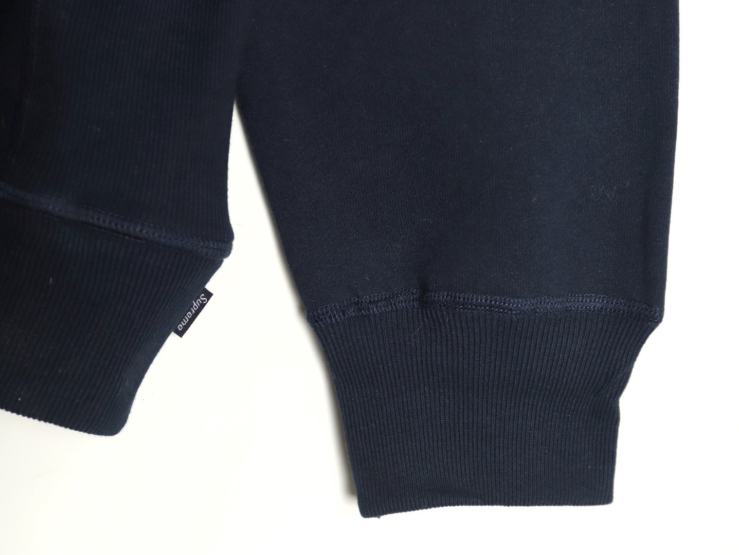 Supreme FW24 WEEK17 Box Logo Hooded Sweatshirt 胸前徽標刺繡logo口袋連帽衛衣帽衫
面料460克 高克重 面布質感強 韌性好 衣服收針處都有打套結（起到加固 久穿不變形 市面普通版本是沒有的哦） 歡迎對比 品質保證
F 尺碼：S M L XL