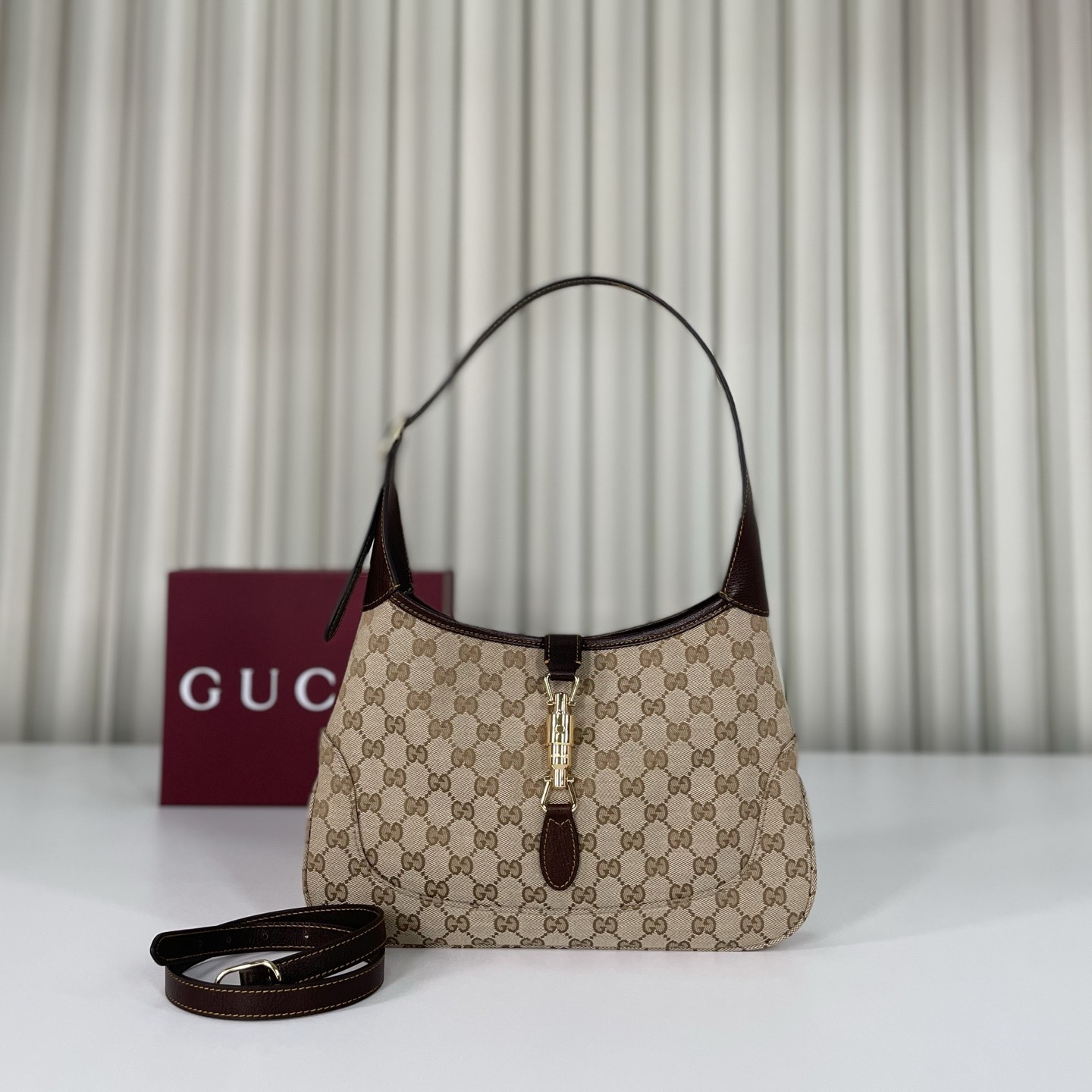 Gucci by Demna新系列，把Gucci的復古奢華玩出了新高度，新品的每一處細節都透著設計師的巧思，經典元素被重新演繹後更具辨識度，從日常腋下包到晚宴流蘇包，風格跨度大卻又統一得很高級。款號863136杏棕，尺寸28X19X4.5