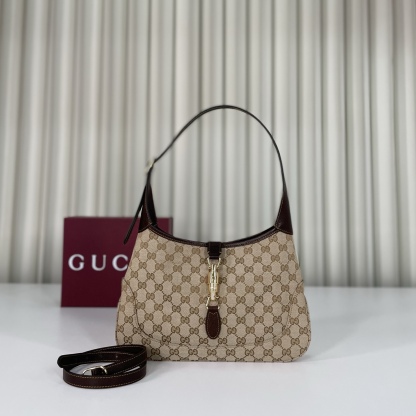 Gucci by Demna新系列，把Gucci的復古奢華玩出了新高度，新品的每一處細節都透著設計師的巧思，經典元素被重新演繹後更具辨識度，從日常腋下包到晚宴流蘇包，風格跨度大卻又統一得很高級。款號863136杏棕，尺寸28X19X4.5