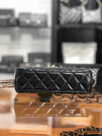 新品到貨🆕𝗖𝗵𝗮𝗻𝗲𝟭 𝟐𝟓𝐂
𝗞𝗲𝗹𝗹𝘆 手提鏈條包大號 黑色
售價𝟥𝟧𝟨𝟢𝟢𝗋𝗆𝖻購入開發〰️

全網最熱🔥𝟤𝟦𝖯 𝗄𝖾𝗅𝗅𝗒手提袋
叱吒整個秀場，簡直美絕了〰️
簡約又復古的小手提很靈魂很舒適。
又乖又耐看，實在絕對愛不釋手❕

五金：厚鍍𝟤𝟦𝗄復古金
皮料：𝖵𝖾𝗅𝗂𝖾𝗋𝗊亮面小牛皮
尺寸： 𝟣𝟥*𝟣𝟫*𝟩 𝖼𝗆
4416