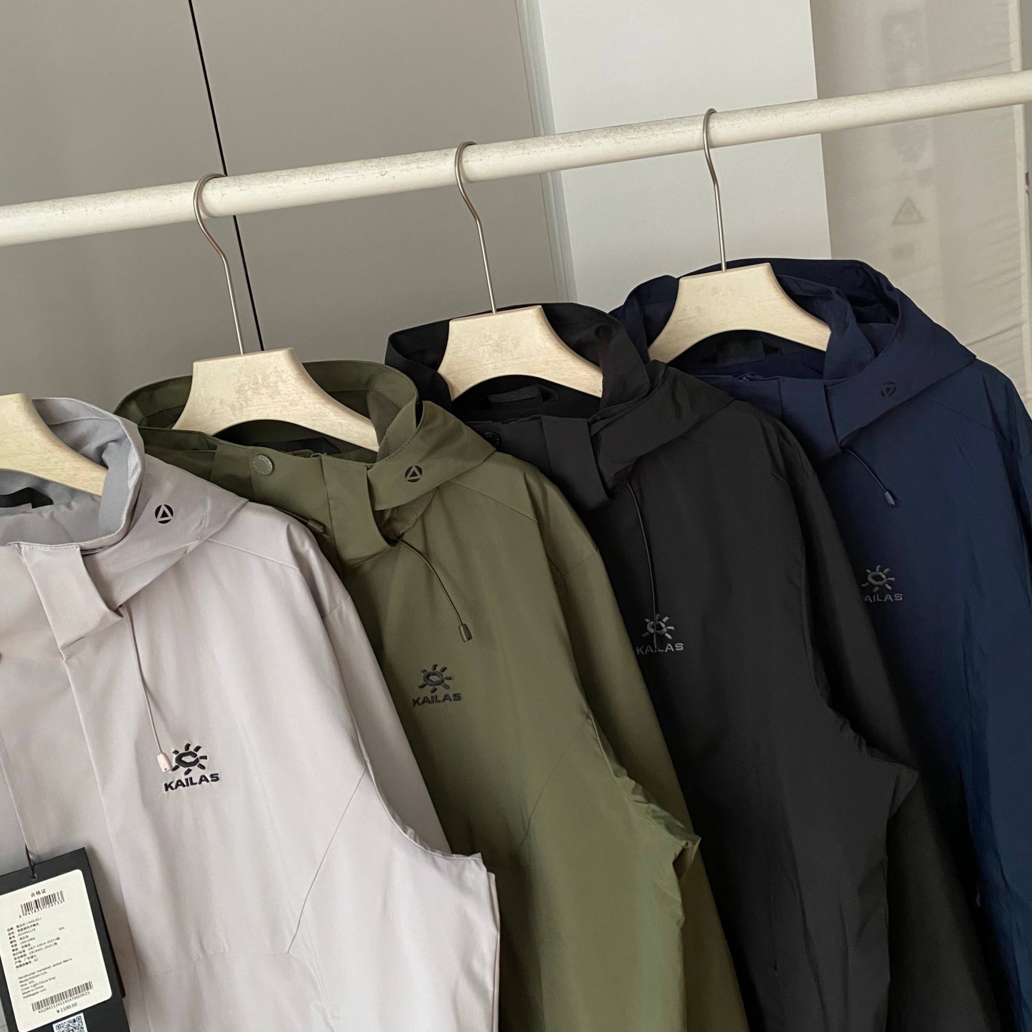 新款連帽三色風衣凱樂石KALIAS春季男子速乾輕薄外套 它的連帽設計，不僅時尚，還能在多變天氣中為你遮風擋雨。精選優質面料，觸感舒適，穿著自在無束縛，且具備良好的透氣性與耐磨性，滿足你的各種活動需求。版型上，注重亞洲人體型特點，舒適百搭，可輕鬆搭配各類下裝。無論是搭配牛仔褲展現休閒風，還是搭配工裝褲凸顯硬朗氣質，都毫無壓力。細節之處盡顯品質，精緻的縫線工藝，耐用的拉鍊與扣件，每一處都經過精心考量，只為給你帶來極致的穿著體驗。真正的3D立體裁剪，袖口添加魔術貼可自由調節 真正做到貼合身材比例，