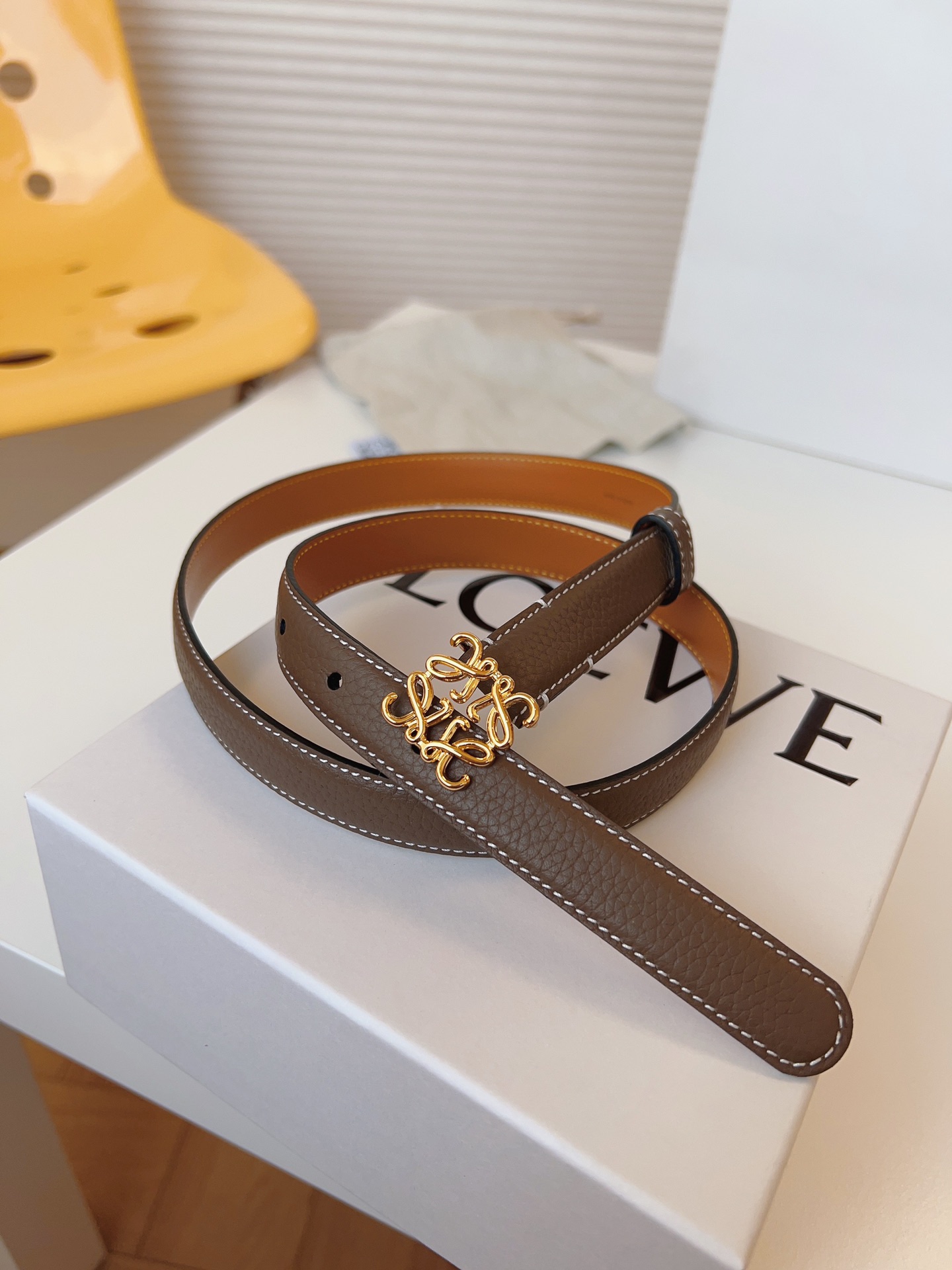 
Loewe 羅意威 經典粒面小牛皮，極簡風格的搭配，腰帶早已不是勒緊褲腰的工具，而是提升衣品，畫龍點睛的飾品；此款腰帶易搭配服飾。皮帶寬度：2.0cm