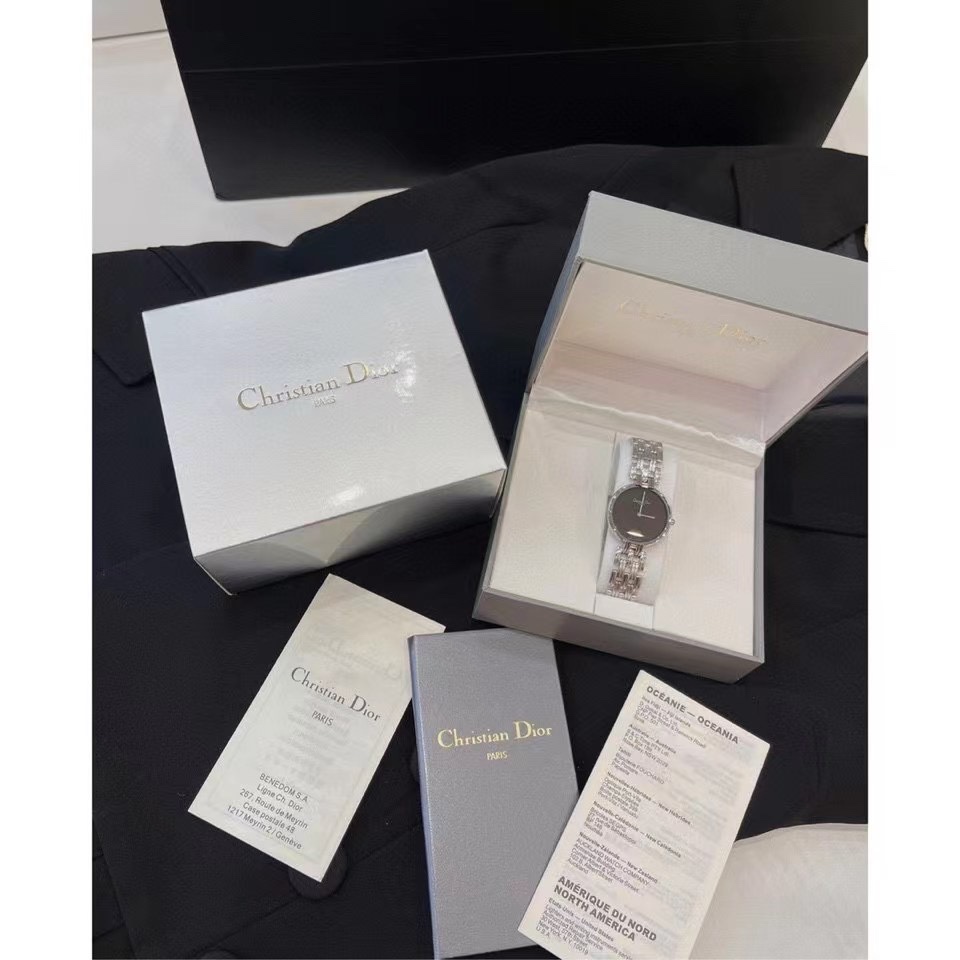 Dior vintage中古腕表
❣️原單 復古的魅力，絕對的經典！
❗️原包裝盒➕全套說明書/卡片
‼️2.6cm錶盤，完美尺寸，適合女性化的搭配風格～
無邊表鏡設計，錶盤纖薄有弧度，最具價值與收藏的中古.