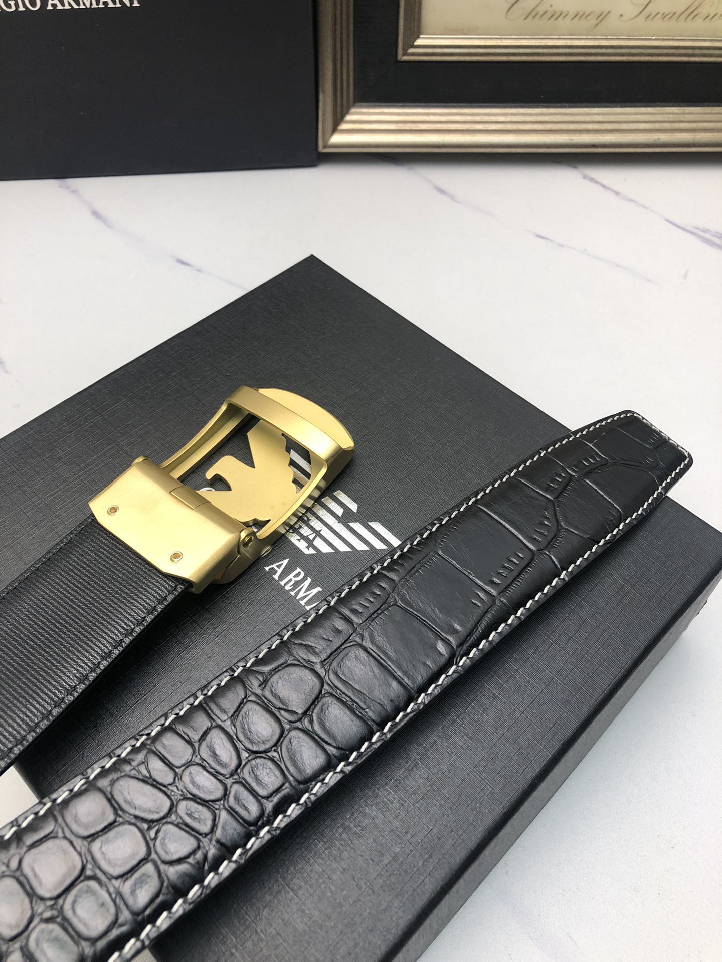 阿曼妮：原單頭層牛皮鰐魚紋面，內襯頭層小牛皮底，搭配原單自動扣，可裁剪的自動帶，此款腰帶面雙採用意大利原定廠制進口牛皮帶身 ，對專版櫃足寬3.5