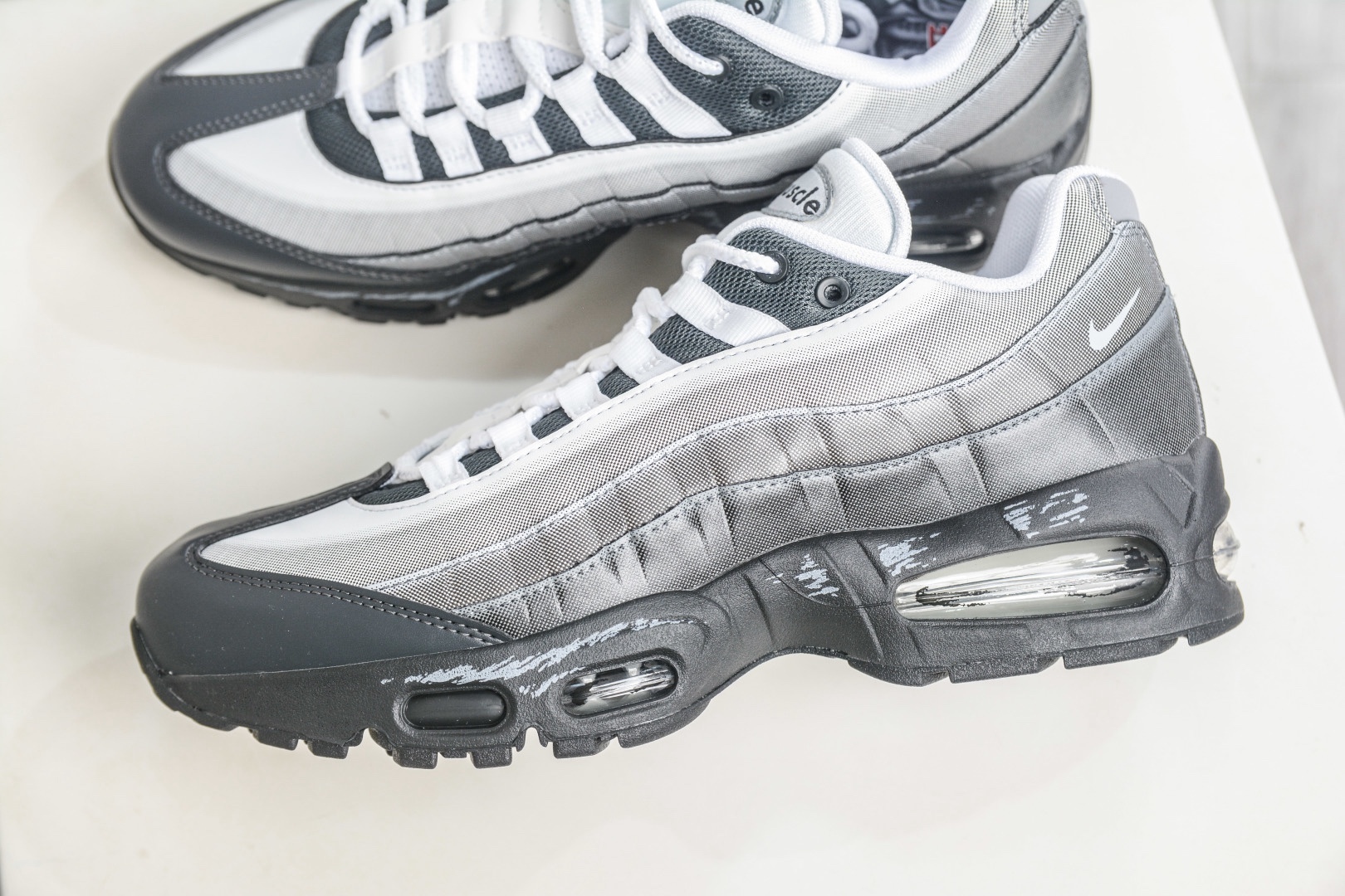 Yu-Gi-Oh! x NK Air Muscle 95時尚舒適減震耐磨低幫休閒跑步鞋 遊戲王聯名灰色
貨號：II7404 100 
 SIZE：40 40.5 41 42 42.5 43 44 44.5 45 45.5 46 47.5 48.5