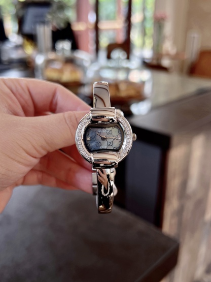 
古馳
Gucci 瑞士日內瓦最新限量款升級版到貨（後蓋全新加重處理，重做原裝對版鑲鑽字面。字面鑲嵌八箭八星兩個閃亮的鋯鑽石💎，細節誠意滿滿💎區別以往老舊版本，歡迎品鑒👏👏），表徑25mm，厚度7.5mm，藍寶石玻璃，表面把頭都有經典雙G logo設計元素，非常經典，適合小手腕佩戴，小巧玲瓏，溫婉細膩