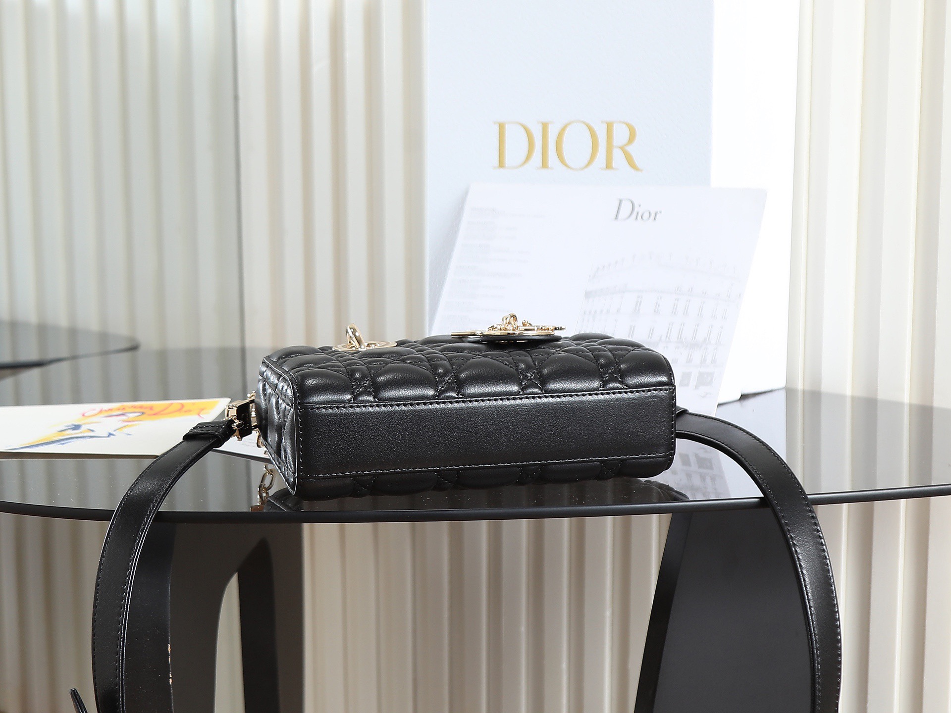 原廠級 黑色 迷你尺寸
𝗗𝗶𝗼𝗿 𝗗-𝗝𝗼𝘆 𝗯𝗮𝗴羊皮2025款新款
時尚果然就是輪回，回歸了一把中古戴妃
長方包形，短鏈條➕細長肩帶直接封神！！
復古時髦感超強，真是什麼場合都可以把住
絕對是lady中的天花板了，強勢出圈啦姐妹們
款號：0636
尺寸：19x10.5x5.5cm
