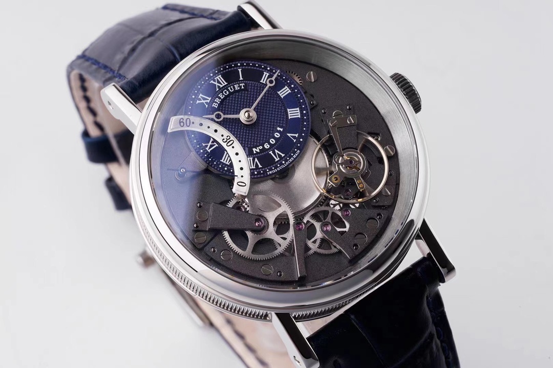 ZF超級大作 寶璣Tradition傳世系列！全自動逆跳秒針腕表！火爆來襲！

耗時近4年 潛心研發機芯 重金打造 至誠大作！——實現原裝全部功能！

【精彩細節】腕表尺寸40mmX11.65吻合正品ZF憑借豐富的復刻經驗，殼身打磨精細，造型簡潔精美，今纖薄表殼更顯優雅！上下採用整枚藍寶石水晶玻璃打造通透無比，充分展現了寶璣的經典設計。
【技術突破】超精密1比1原裝機芯開發研制而成。原本隱藏在錶盤底板之下的板橋、齒輪、擒縱機構、發條盒等機芯部件清晰展露。今精密機械運轉的奧秘毫無保留的呈現於眼前。10點鐘位