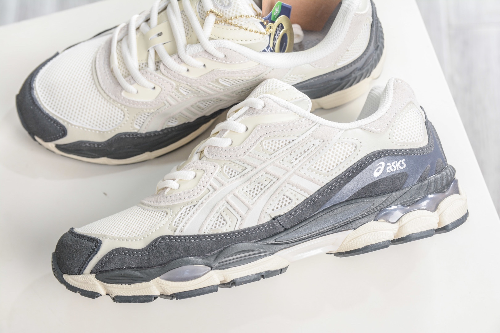 Asics Gel-NYC 亞瑟士運動休閒透氣專業跑鞋 
貨號: 1203A383 111
尺碼：36 37 37.5 38 39.5 40 40.5 41.5 42 42.5 43.5 44 45