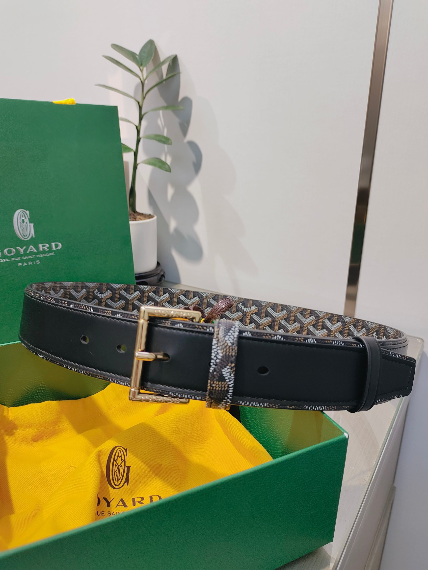 
Goyard(戈雅)腰帶源於法國奢侈品牌，設計風格簡約低調，腰帶身有標誌性帆布搭配進口頭層牛皮，腰帶扣採用簡約精品鋼扣，延續品牌的低調奢華，帶身寬度3.8CM，適用商務休閒日常佩戴。