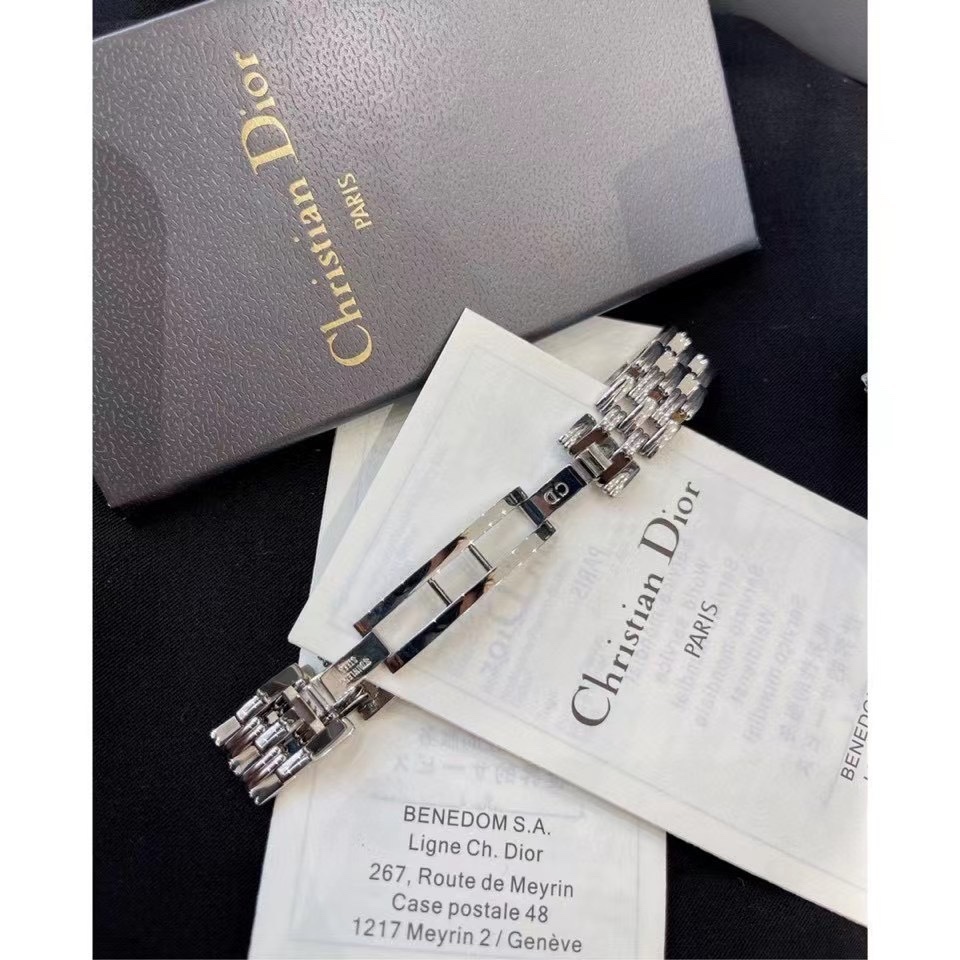 Dior vintage中古腕表
❣️原單 復古的魅力，絕對的經典！
❗️原包裝盒➕全套說明書/卡片
‼️2.6cm錶盤，完美尺寸，適合女性化的搭配風格～
無邊表鏡設計，錶盤纖薄有弧度，最具價值與收藏的中古.