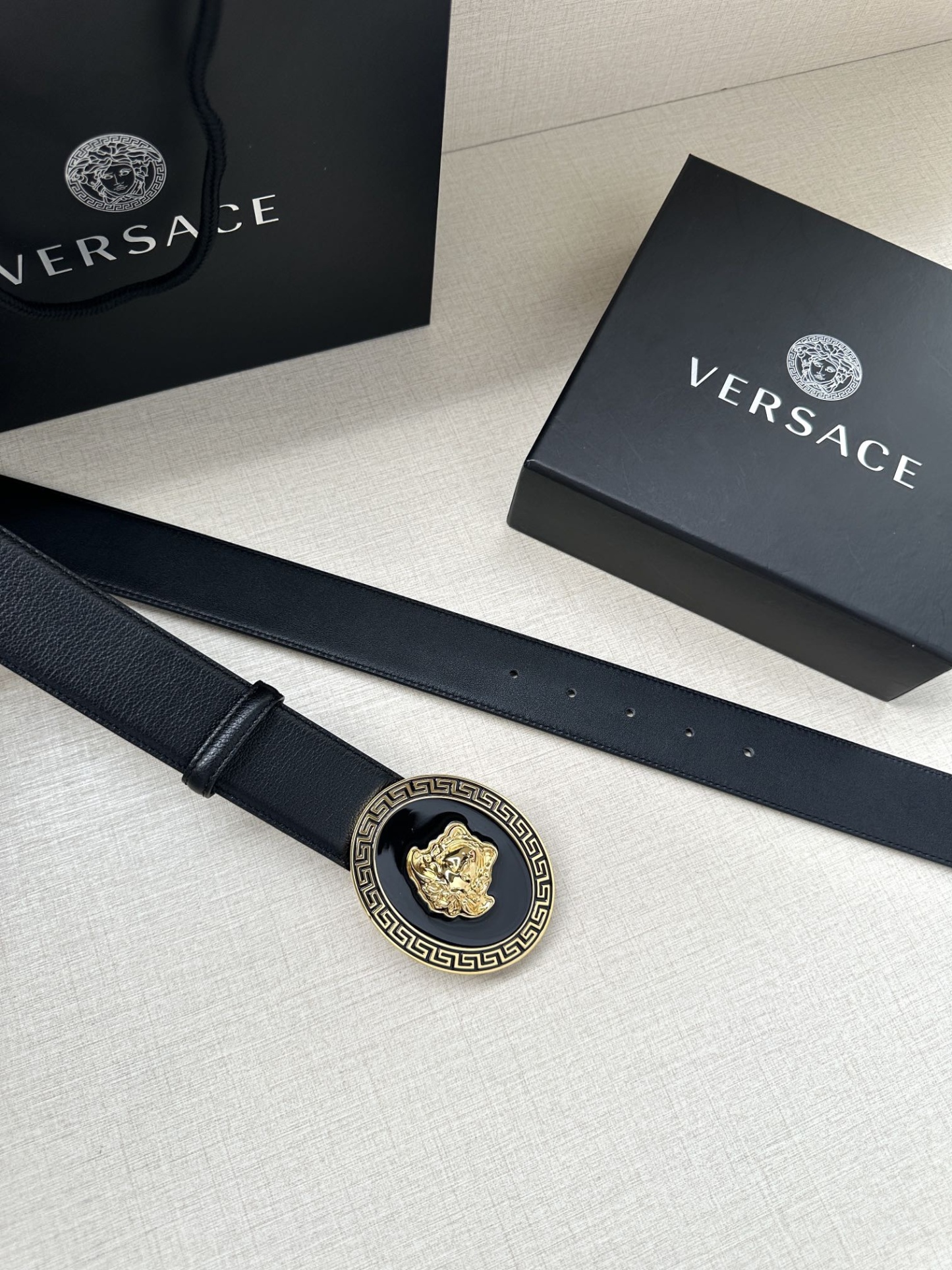 寬度：4.0cm （範思哲） 此款橢圓五金配件、腰帶飾有標誌性的Versace美杜莎頭像扣，彰顯品牌格調。是一款精美的衣櫥必備單品。