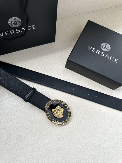 寬度：4.0cm （範思哲） 此款橢圓五金配件、腰帶飾有標誌性的Versace美杜莎頭像扣，彰顯品牌格調。是一款精美的衣櫥必備單品。
