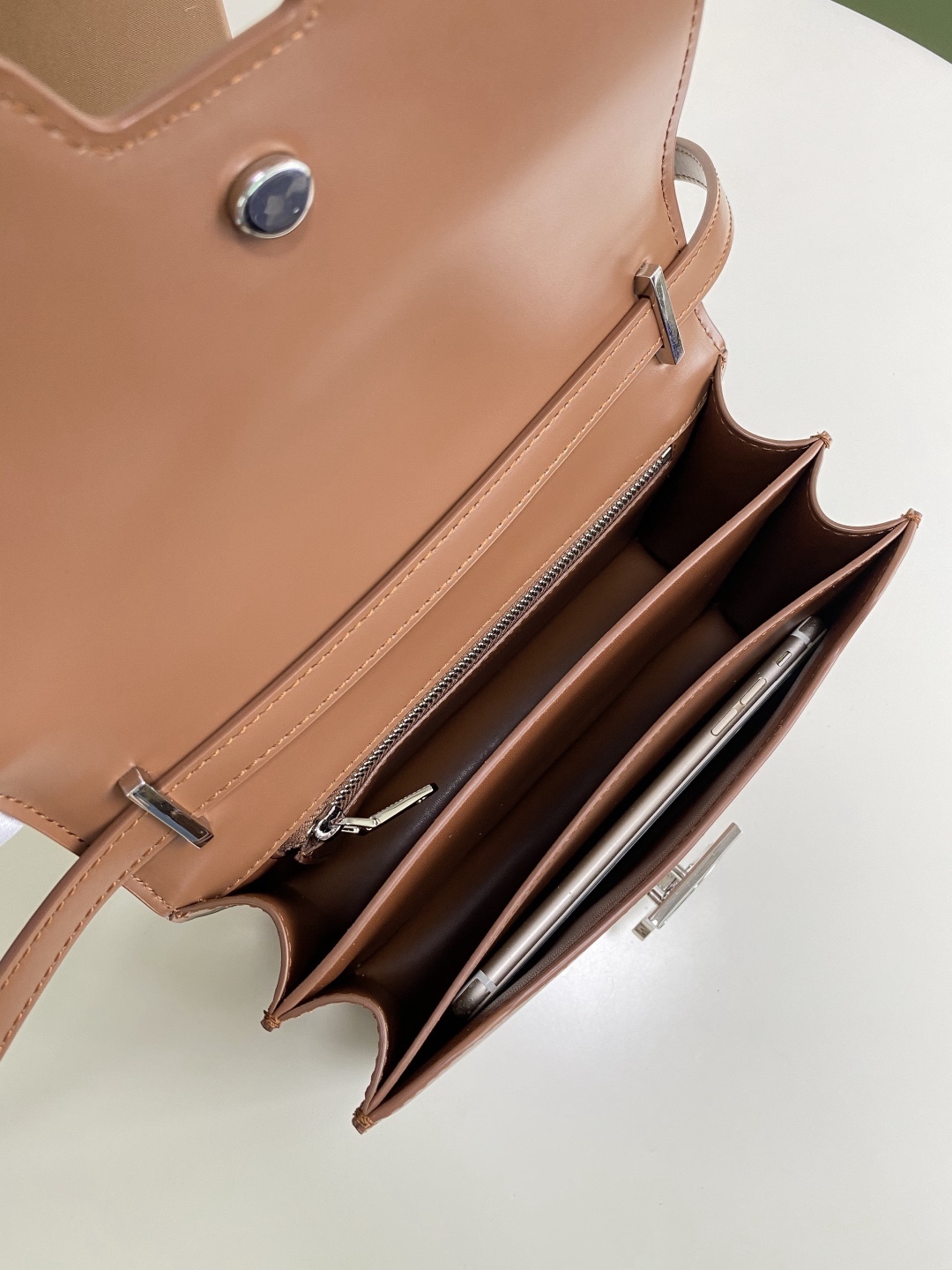 B家火爆🔥TB系列 “KINGDOM 王者之都” 簡潔利落的包身線條，質感和美貌度都超級感人，不經意的高級 ~ 金色標誌配著亮澤牛皮簡直復古至極 
這枚不爛大街 有辨識度 質感好 易搭配寶寶們喜歡嗎？😽
21 x 6 x 16cm🌟3311