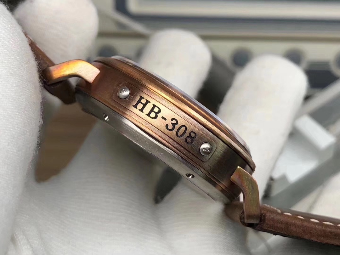 XF真力時飛行員大飛：29.2430.679/21.C753青銅男士腕表，純青銅表殼，2824瑞士機械機芯，瘋馬皮錶帶。振頻：28800每小時振蕩次數，表徑：45毫米