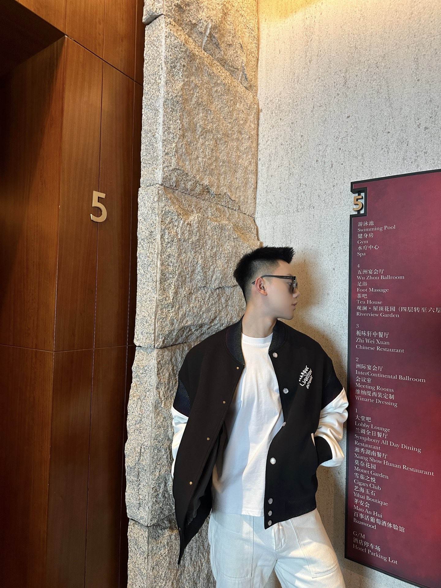 🔝LOUIS VUITTON LV 黑白拼皮棒球服夾克外套
原版22000購入開發，圓啊阿姨布料採用加厚550g賽爾棉潮牌衛衣料，進口精梳棉雙股珠地面料，彩色漸變螺紋，進口機精密刺繡，多重面料復合，原版定制輔料。定做珍珠紐扣，寬松版型，男女同款
B Size：S-L