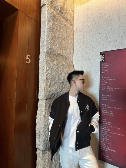 🔝LOUIS VUITTON LV 黑白拼皮棒球服夾克外套
原版22000購入開發，圓啊阿姨布料採用加厚550g賽爾棉潮牌衛衣料，進口精梳棉雙股珠地面料，彩色漸變螺紋，進口機精密刺繡，多重面料復合，原版定制輔料。定做珍珠紐扣，寬松版型，男女同款
B Size：S-L