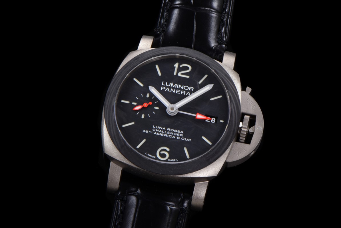 SB限量發行：沛納海廬米諾系列PAM01096腕表，鈦金屬表殼搭配意大利進口小牛皮錶帶，Scafotech TM 材料錶盤，阿拉伯數字及小時標示以白色Super-LumiNova TM 夜光塗層塗覆，綠色夜光顯示。印有特別制訂的「Luna Rossa Challenger 36th America’s Cup」字樣，搭載P.9010/GMT型自動機芯，42毫米。