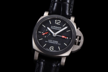 SB限量發行：沛納海廬米諾系列PAM01096腕表，鈦金屬表殼搭配意大利進口小牛皮錶帶，Scafotech TM 材料錶盤，阿拉伯數字及小時標示以白色Super-LumiNova TM 夜光塗層塗覆，綠色夜光顯示。印有特別制訂的「Luna Rossa Challenger 36th America’s Cup」字樣，搭載P.9010/GMT型自動機芯，42毫米。