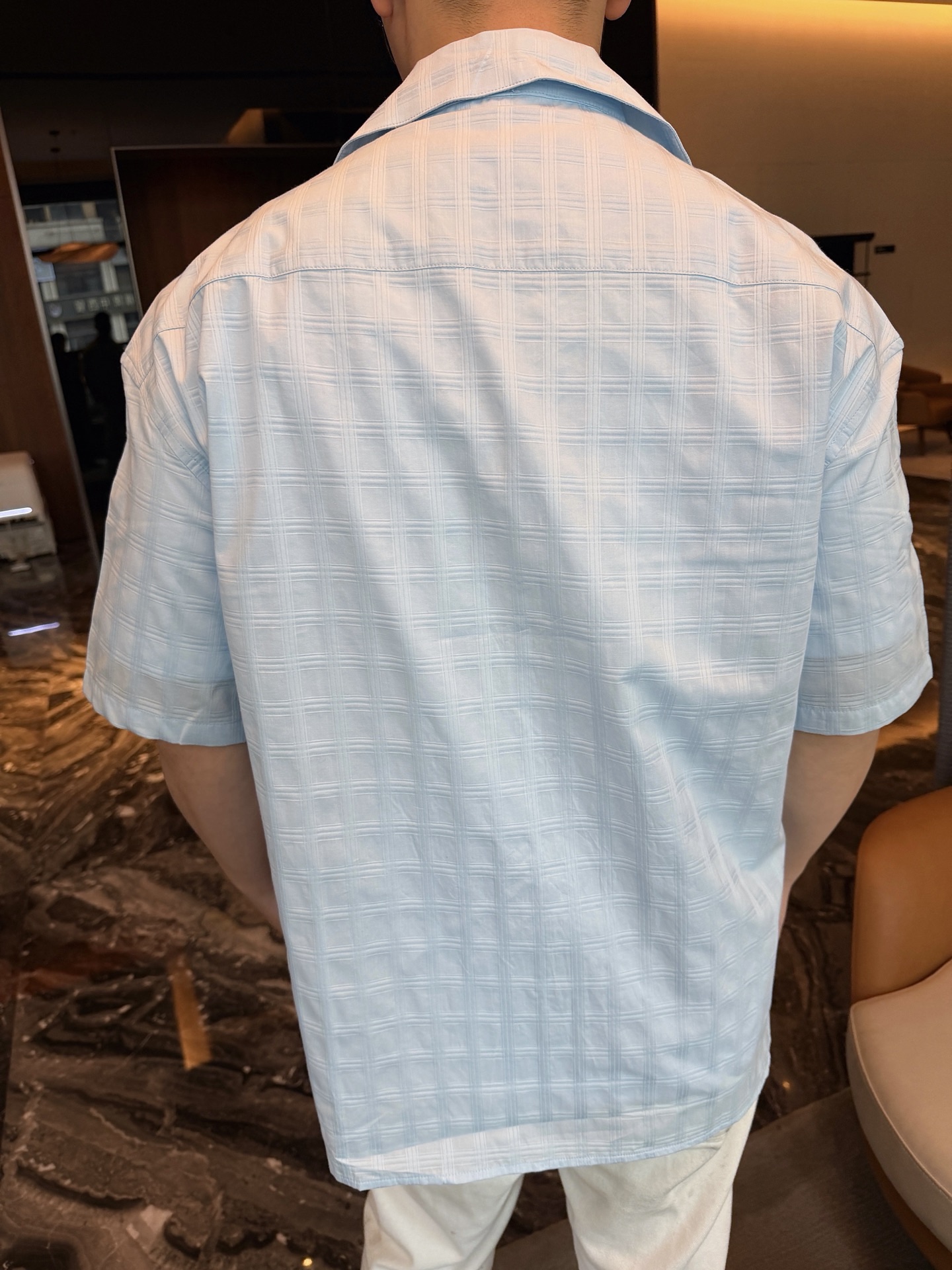 🔝LOEWE羅意威 Anagram 刺繡口袋格子短袖襯衫
定制雲紋高支提花格料，採用進口機刺繡工藝，精度高，線條流暢而細膩，紅外線定位裁床，通過紅外發射器和紅外接收器來實現對材料的精准定位，精度可達到微米級別，面料都經過砂洗，手感質感更佳，不易變形，不易縮水，不易褪色，保持長久的美觀，定制輔料，寬松版型
B Size：36 38 40 42