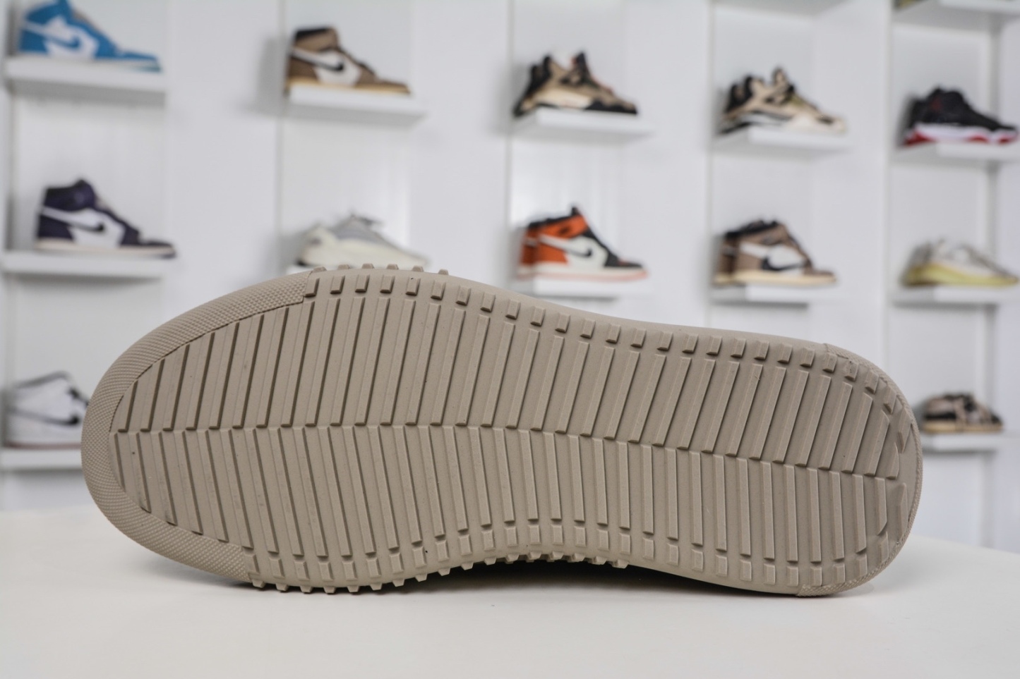 ECCO愛步男鞋中高幫熱門款 厚底增高潮酷板鞋 街頭時尚 休閒百搭 意趣出街 玩轉城市 
碼數：38 39 40 41 42 43 44（皮鞋碼）