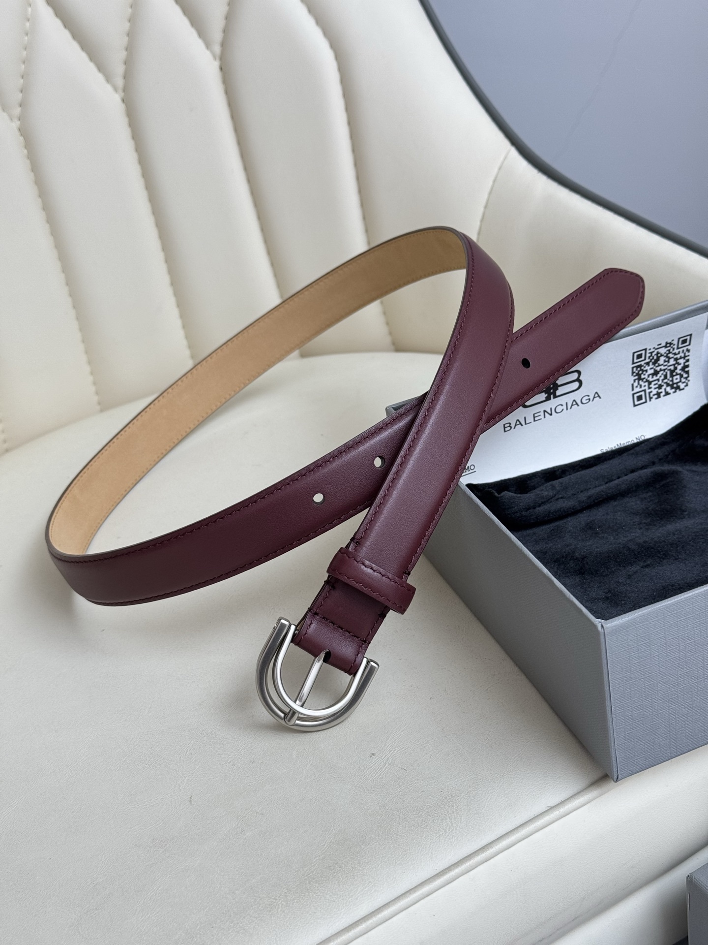 巴黎世家（Balenciaga）寬度2.5cm 是法國的奢侈品牌，作為時尚界最具影響力品牌之一的地位。設計師源於：都市時尚潮流獨特的設計風格，採用進口小牛皮製作；搭配純銅復古五金，使其更具魅力。值得擁有的百搭精品