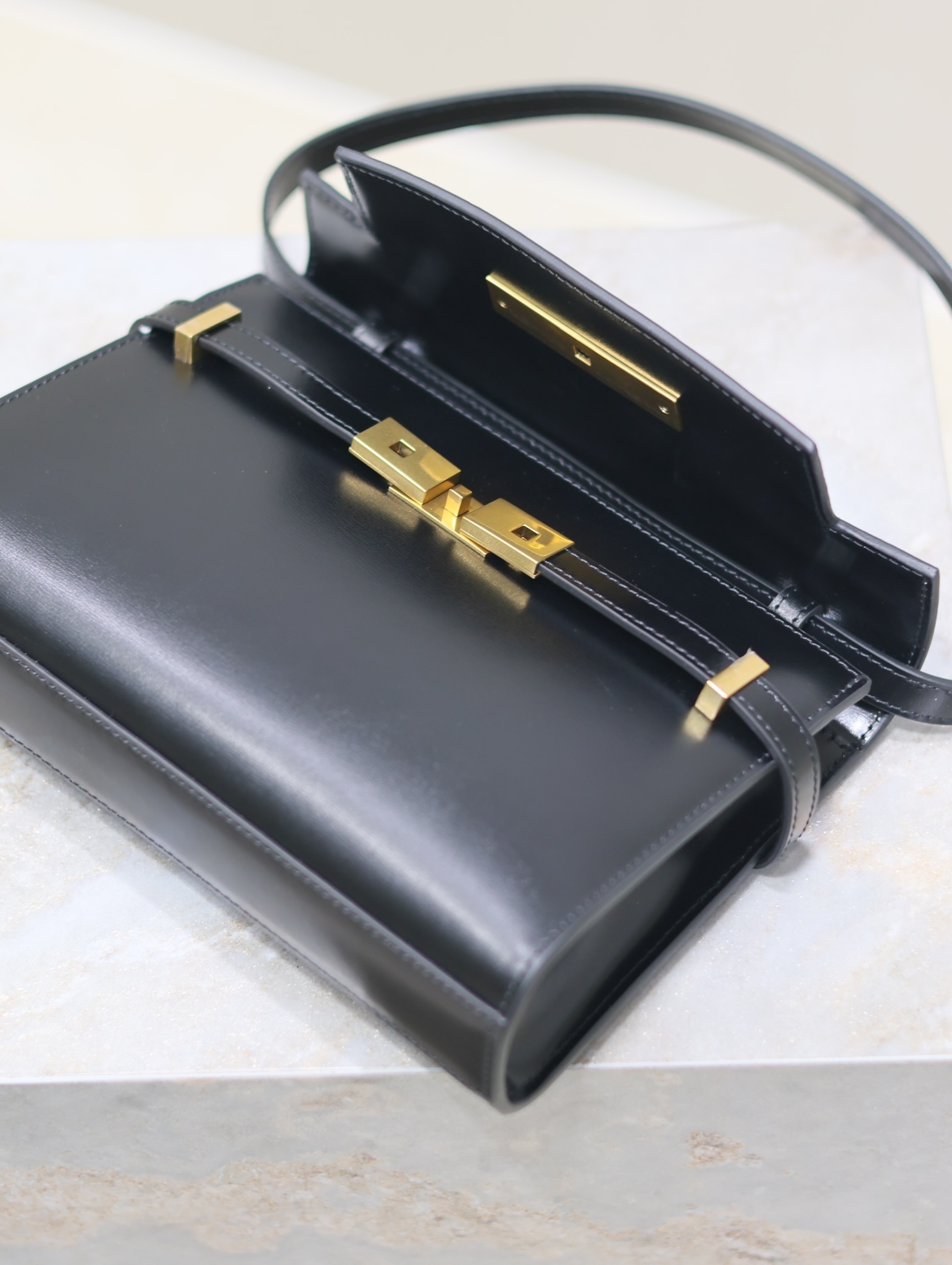 Manhattan_24cm
專櫃同步新款Manhattan法棍包小號24cm全新到貨！最新包型翻蓋曼哈頓法棍包，一改以往經典的logo，取而代之低調簡約的設計風格，它有點像H家的凱莉，很有復古的味道！商務➕休閒兩者結合，總結起來就是百搭！可以手拿，可以單肩或斜挎，一包多用，滿足了商務型女士，又滿足了小女生的休閒！精心挑選的原廠皮、完美的走線、精緻的五金讓整個包包都散髮出高級的味道！
型號：675626
尺寸：24x17.5x6cm