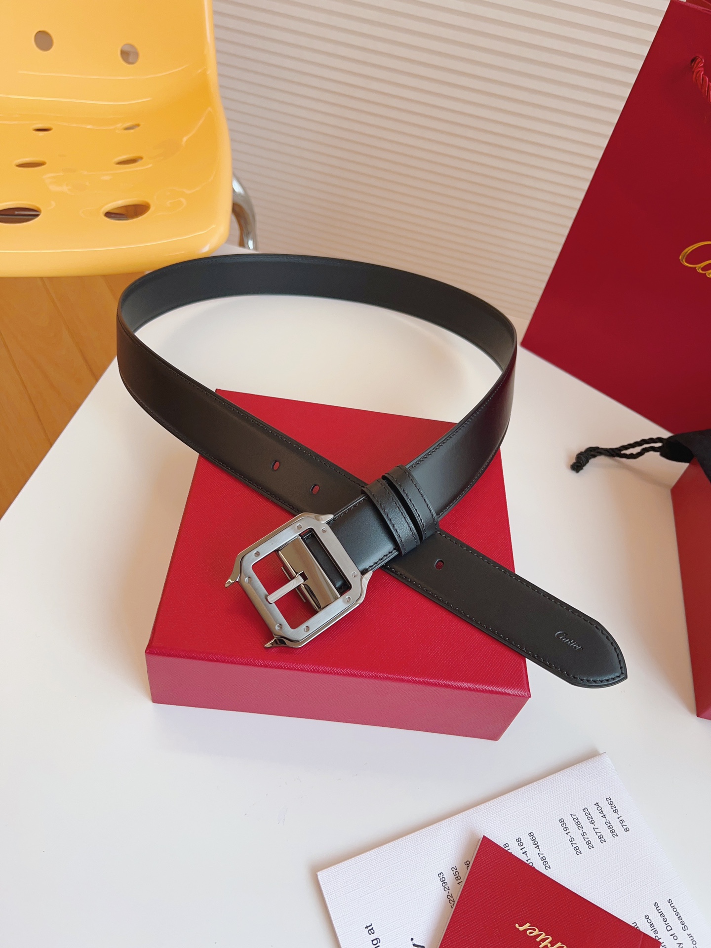 
Cartier（卡地亚）凭借匠心杰作展现与众不同的美感，融合精湛工艺与经典设计，演绎隽永风格；潇洒不羁，果敢独立！此款式易搭配服饰；休闲正装两相宜。皮带宽度：35mm