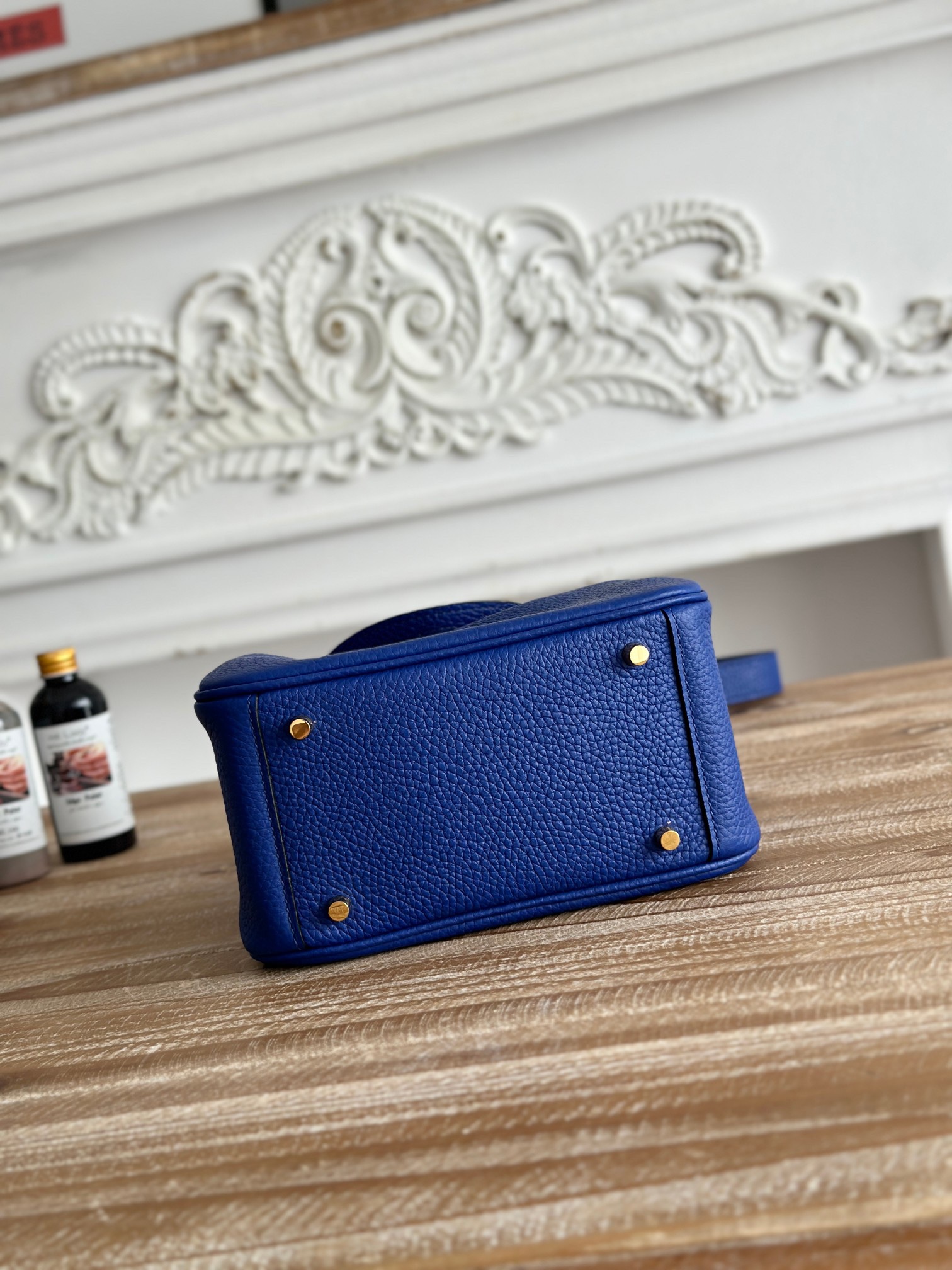 琳迪lindy 19cm	
Tc皮 蜜蠟線半手工縫製
lindy19保留了琳迪包所有細節的完整設計，側口袋、拉鍊等全部都是經典的設計√
這只小可愛暴擊了多少人的少女心