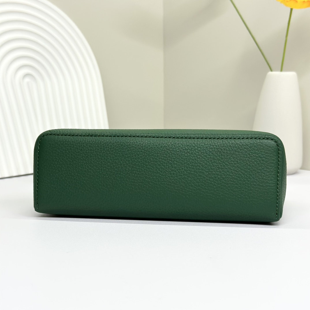 𝓸𝓻𝓸 𝓟𝓲𝓪𝓷𝓪諾悠翩雅
𝑬𝒙𝒕𝒓𝒂 𝑷𝒐𝒄𝒌𝒆𝒕 𝑳𝟏𝟗 
這是一款大開口結構的功能性設計的手拿包，經典風格和簡約設計的組合體。包身採用進口原廠小牛皮材質，輕微的錘紋呈現優雅的紋理，內里採用進口原廠小羊皮。皮革手柄和可拆卸肩帶，可打造出不同背法實用百搭。雙向拉鍊開合，搭配My Charms銀色金屬掛飾。（LP特級全鋼配件五金）
size：11×19×6.5cm
貨號：FAN4046
配套全套專櫃禮盒包裝🎁