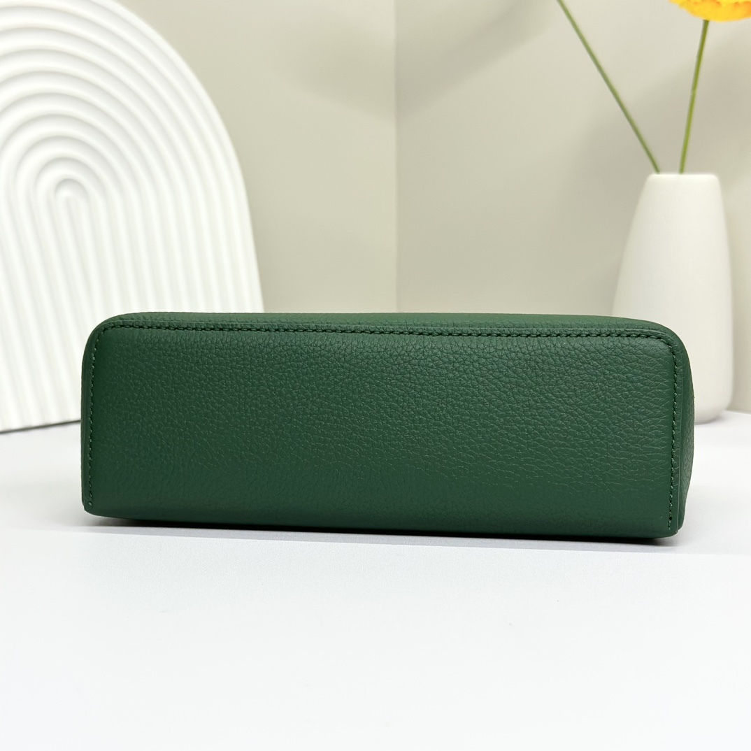 𝓸𝓻𝓸 𝓟𝓲𝓪𝓷𝓪諾悠翩雅
𝑬𝒙𝒕𝒓𝒂 𝑷𝒐𝒄𝒌𝒆𝒕 𝑳𝟏𝟗 
這是一款大開口結構的功能性設計的手拿包，經典風格和簡約設計的組合體。包身採用進口原廠小牛皮材質，輕微的錘紋呈現優雅的紋理，內里採用進口原廠小羊皮。皮革手柄和可拆卸肩帶，可打造出不同背法實用百搭。雙向拉鍊開合，搭配My Charms銀色金屬掛飾。（LP特級全鋼配件五金）
size：11×19×6.5cm
貨號：FAN4046
配套全套專櫃禮盒包裝🎁