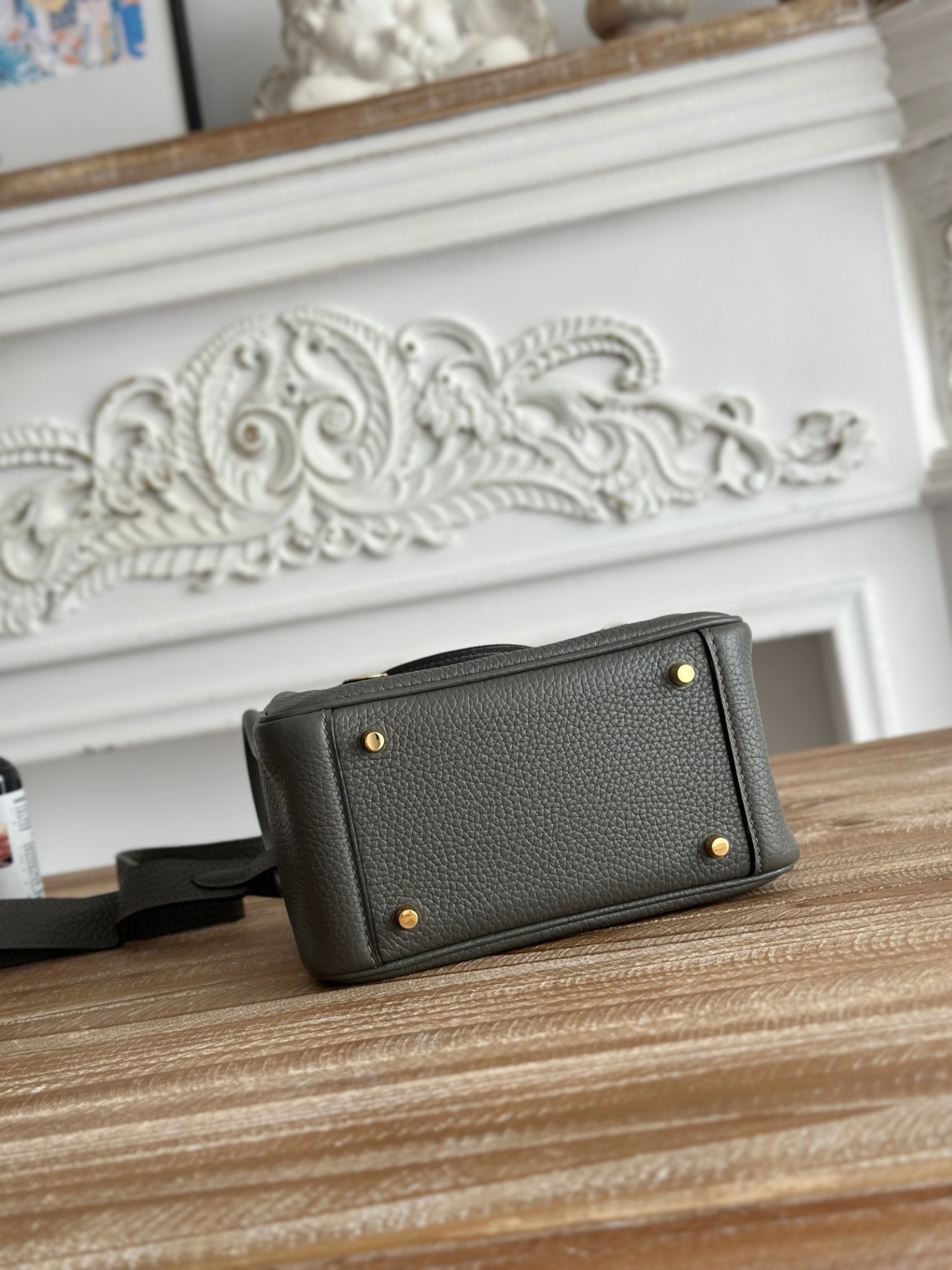 琳迪lindy 19cm	
Tc皮 蜜蠟線半手工縫製
lindy19保留了琳迪包所有細節的完整設計，側口袋、拉鍊等全部都是經典的設計√
這只小可愛暴擊了多少人的少女心