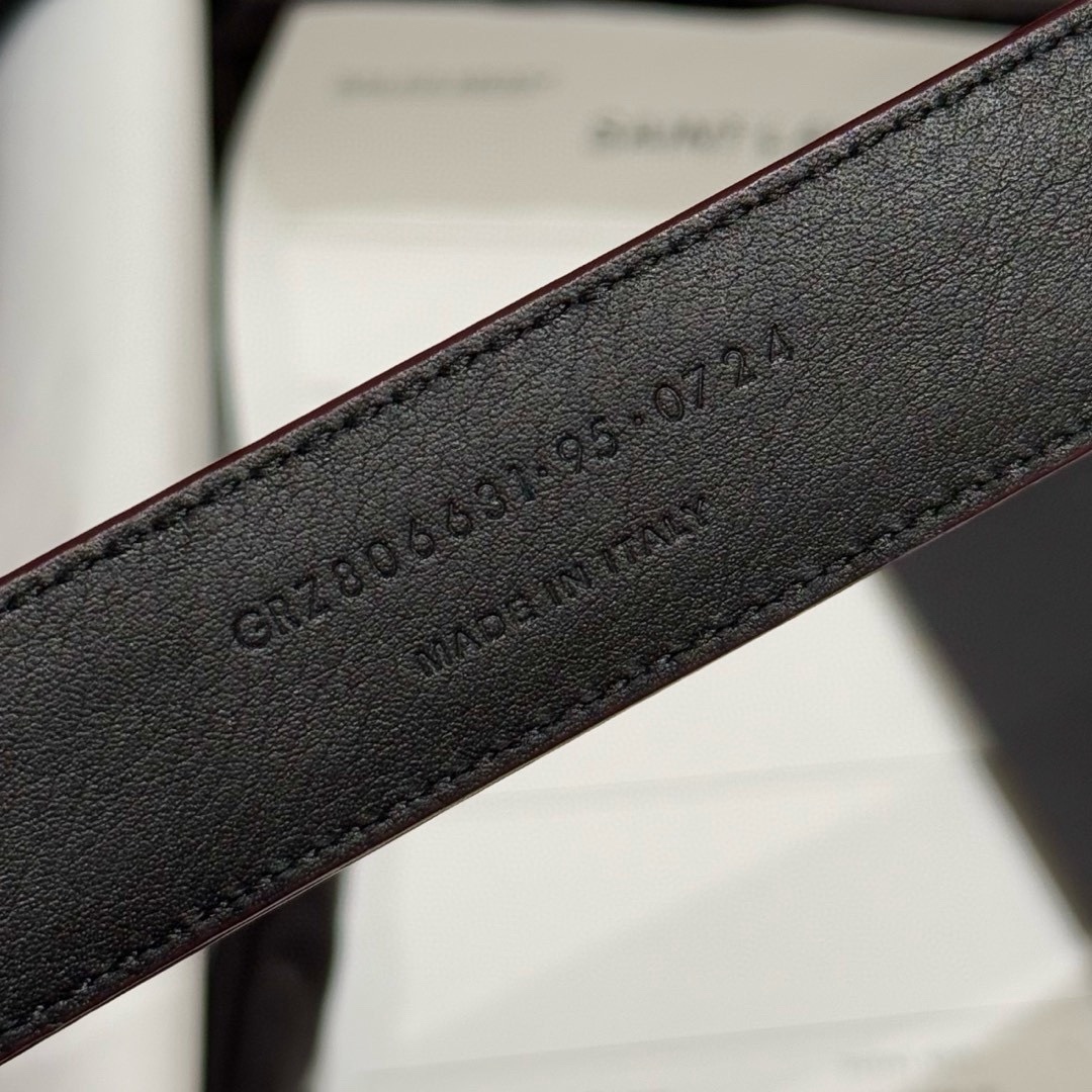 YSL頂級版復刻新寵腰帶
經典百搭款 搭配牛仔褲或者裙子都很好看 長短可調節 25mm寬 雙面進口小牛皮 精緻的真空鍍鈀搭扣飾有琺瑯字體效果