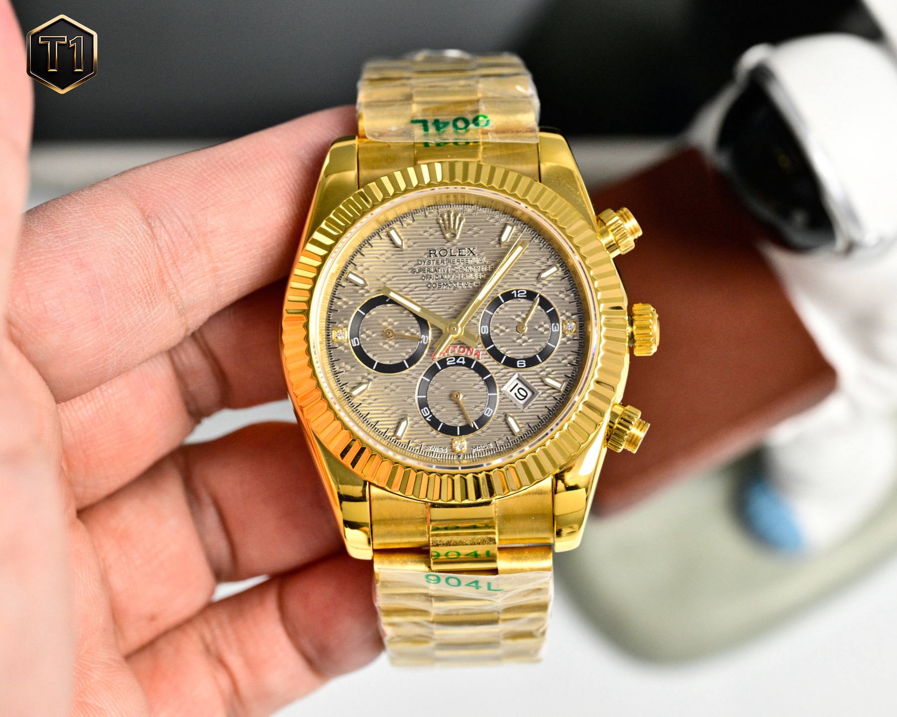 
年度新款強力推薦
🔥經典日誌系列-多功能腕表🔥
防表屆最高版本⌚️勞力士⌚️ 複雜系列六針男表[愛心]爆款[愛心] 多功能腕表。
1⃣️搭載原裝進口9100星期月份月相動能功能機芯機械表！
2⃣️錶盤上採用經典獨家高級奢華稜紋 突顯出這款腕表的華貴氣質[呲牙]
3⃣️錶帶採用進口316鋼帶腕表！
4⃣️表鏡採用雙卜藍寶石鏡面！
5⃣️透視底蓋！
6⃣️直徑41毫米，厚度10毫米！
腕表功能匯集星期/月份/日期/月亮/太陽等功能於一身，最佳男士商務腕表真正的標配！為高端腕表的代表之作！
榮譽出品