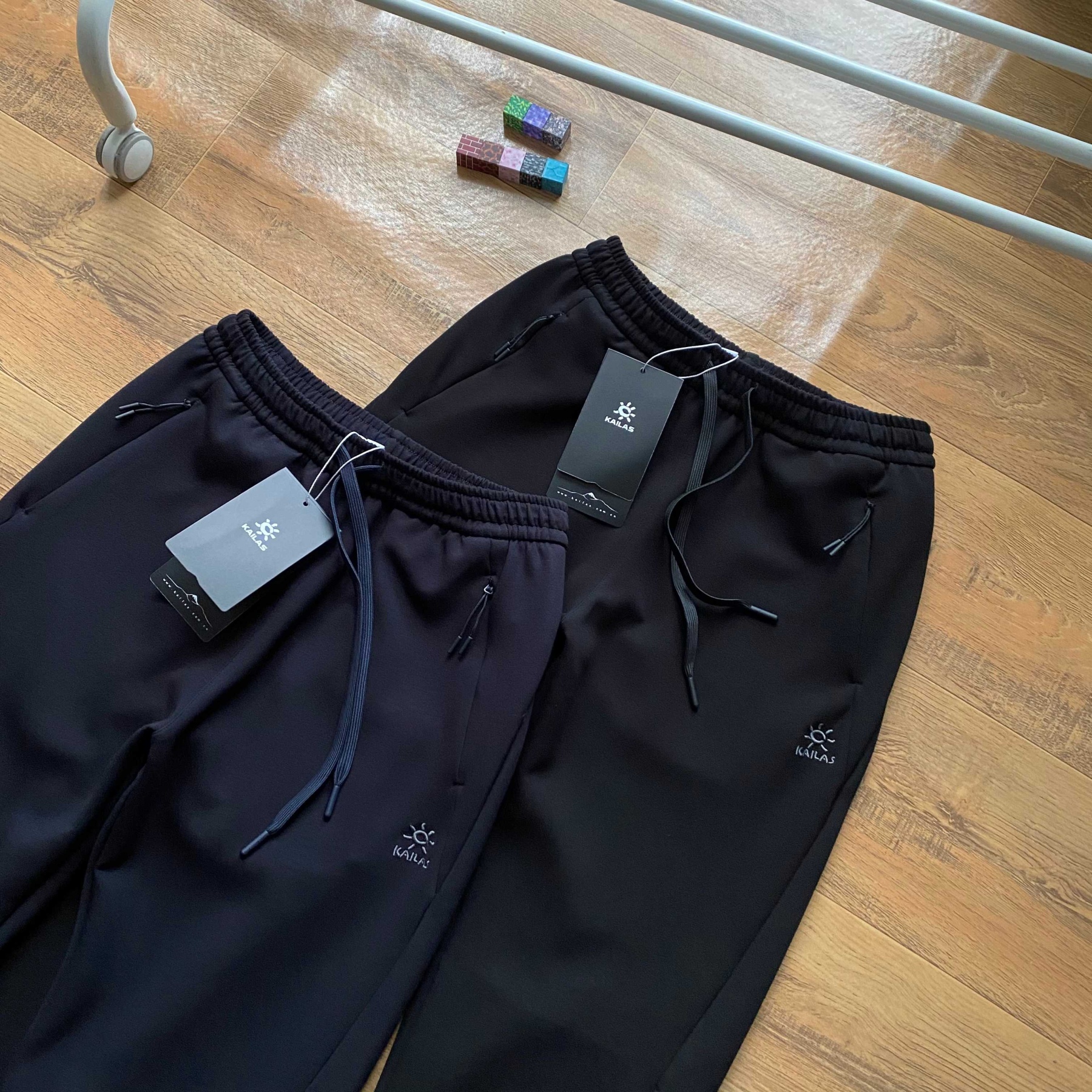 凱樂石Kaillas春秋季新款男士休閒運動長褲！經典時尚款，客供純棉針織空氣層面料，柔軟舒適！小標logo刺繡，精緻飽滿，兩側拉鍊口袋，套結加固，腰部鬆緊抽繩，做工細節都非常不錯，上身效果一級棒，喜歡的兄弟不要錯過！