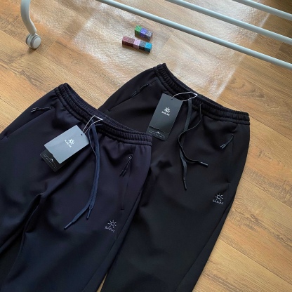 凱樂石Kaillas春秋季新款男士休閒運動長褲！經典時尚款，客供純棉針織空氣層面料，柔軟舒適！小標logo刺繡，精緻飽滿，兩側拉鍊口袋，套結加固，腰部鬆緊抽繩，做工細節都非常不錯，上身效果一級棒，喜歡的兄弟不要錯過！