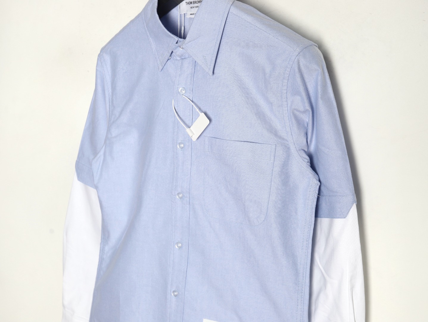 THOM BROWNE/湯姆布朗TB 雙袖拼色長袖襯衫
面料採用最新型牛津面料 扣子採用天然貝殼扣 自家品牌襯衫工廠流水線生產針距細密走線整齊  細節決定品質 三標齊全 版型可寬松可修身 男女同款 
M1 Size：1-4