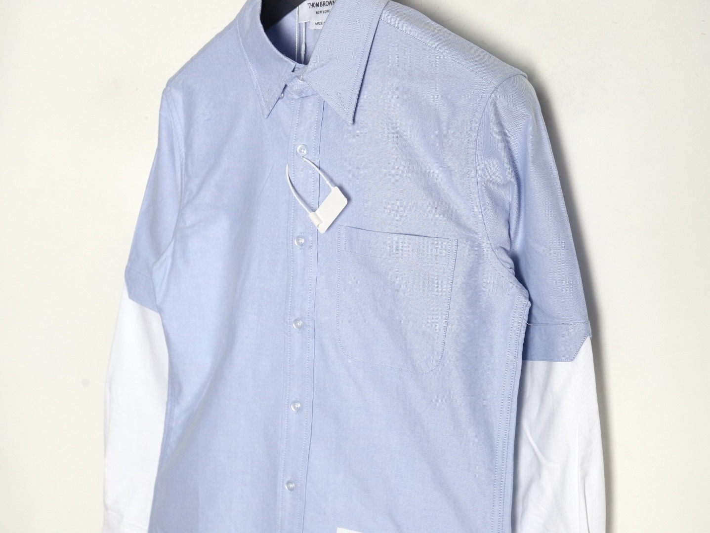 THOM BROWNE/湯姆布朗TB 雙袖拼色長袖襯衫
面料採用最新型牛津面料 扣子採用天然貝殼扣 自家品牌襯衫工廠流水線生產針距細密走線整齊  細節決定品質 三標齊全 版型可寬松可修身 男女同款 
M1 Size：1-4