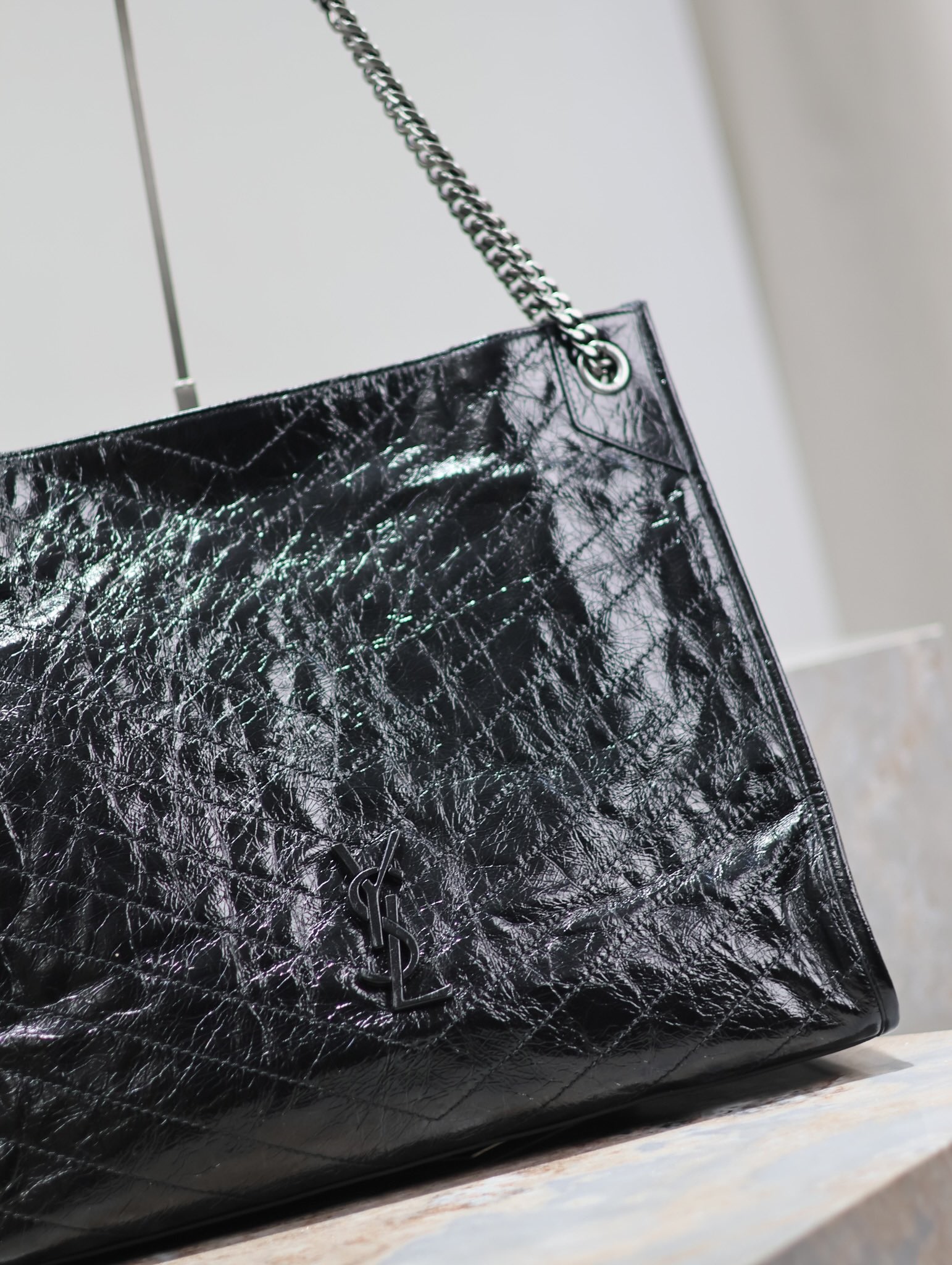【New】
Niki shopping bag_大號
意大利進口抓皺油蠟牛皮，五金是全牛皮包裹，工藝十分精湛！包袋中間有磁吸扣，保障了包包使用的安全性；內里有一拉鍊隔層及敞口插槽設計可放手機及零錢卡片，方便拿取，不會出現因為是大包而出現找不到東西的情況；包包自重非常輕，容量又足夠大，公文包、旅行包、購物袋、媽媽包隨意切換，實用性爆表！
型號：577998
尺寸：39×31.5×12.5cm